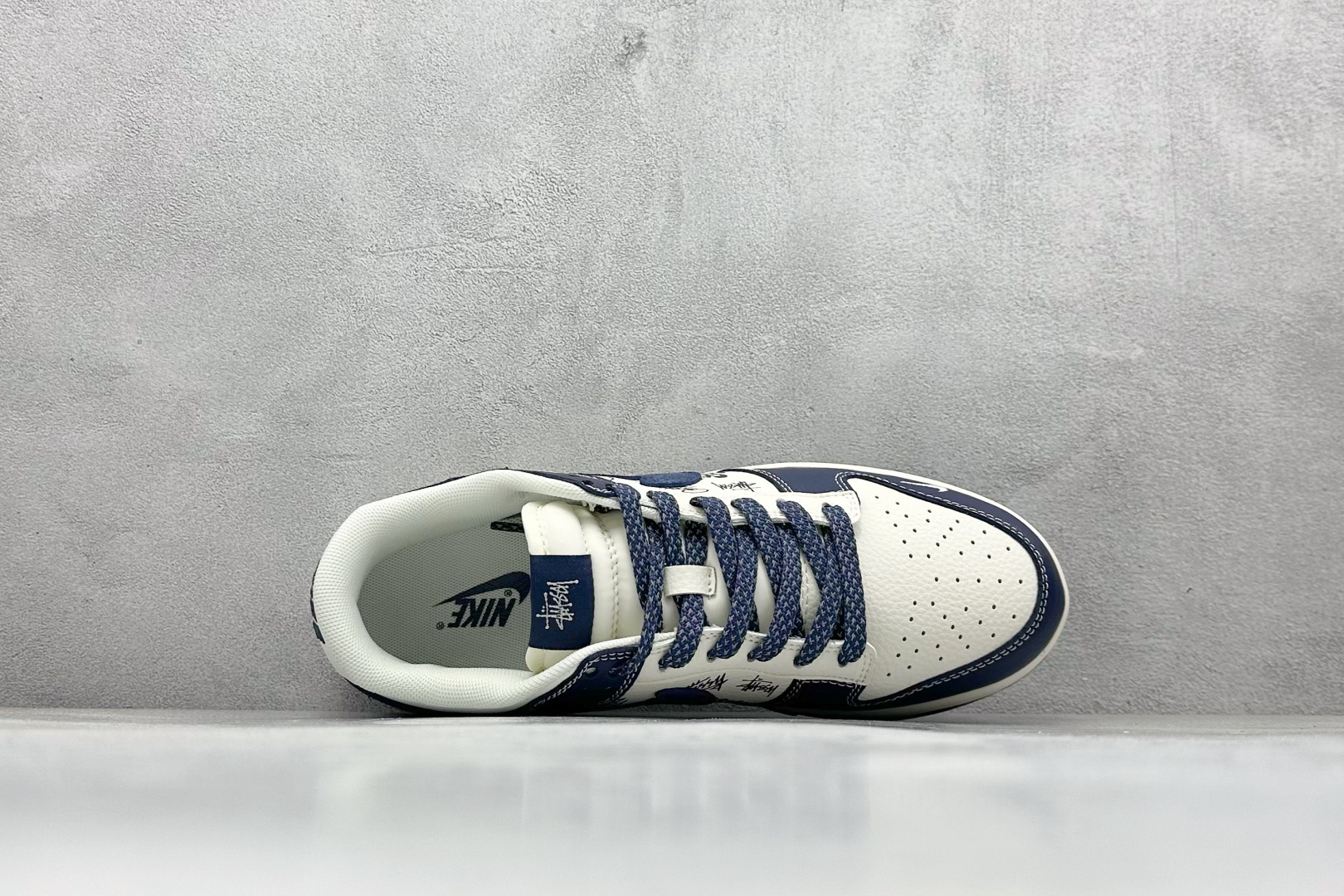 图片[3]-XC版Nike SB Dunk Low 斯图西联名 周年高端定制 低帮休闲板鞋  #定制鞋盒 大厂纯原品质出货 超高清洁度 皮料切割干净无任何毛边 细节完美   货号：XS6089-589 尺码：36 36.5 37.5 38 38.5 39 40 40.5 41 42 42.5 43 44 44.5 45-选品中心