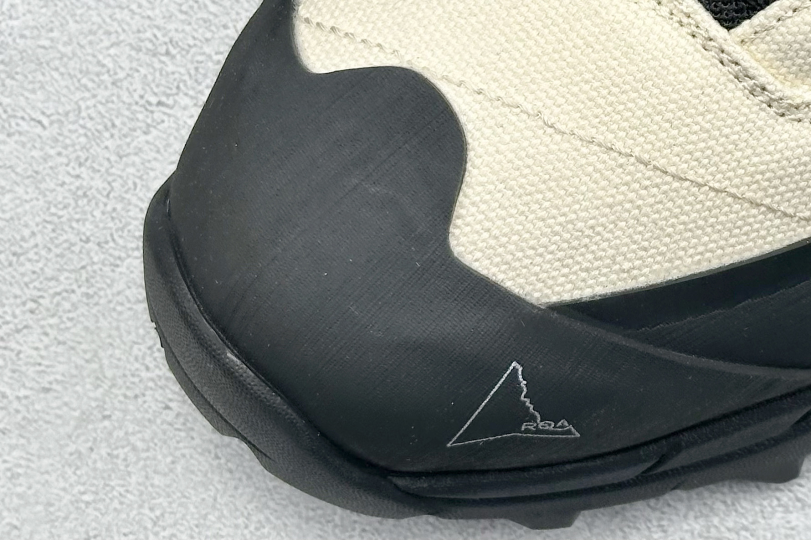 图片[7]-ROA Hiking Katharina Low Sneaker 卡塔琳娜 登山款 广东原厂代工出品 原楦型开发纸版 采用原装一致防水头层磨砂牛皮鞋面材质 环抱式防剐蹭硫化橡胶片组合Vibram黄金防滑耐磨橡胶大底 重新颠覆登山鞋,意大利小众鞋履品牌 RO22系列低帮系带户外防水徒步登山运动鞋 尺码：36 37 38 39 40 41 42 43 44 45-选品中心