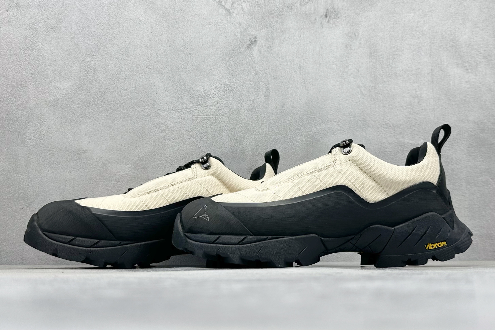 图片[5]-ROA Hiking Katharina Low Sneaker 卡塔琳娜 登山款 广东原厂代工出品 原楦型开发纸版 采用原装一致防水头层磨砂牛皮鞋面材质 环抱式防剐蹭硫化橡胶片组合Vibram黄金防滑耐磨橡胶大底 重新颠覆登山鞋,意大利小众鞋履品牌 RO22系列低帮系带户外防水徒步登山运动鞋 尺码：36 37 38 39 40 41 42 43 44 45-选品中心