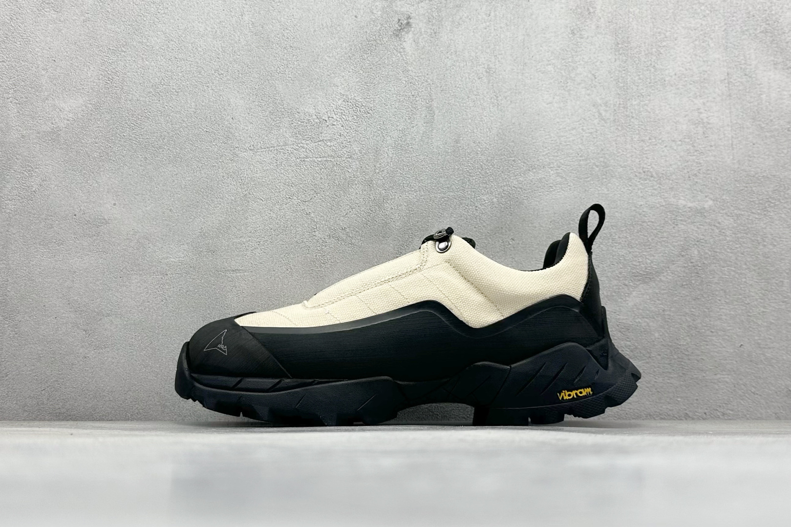 ROA Hiking Katharina Low Sneaker 卡塔琳娜 登山款 广东原厂代工出品 原楦型开发纸版 采用原装一致防水头层磨砂牛皮鞋面材质 环抱式防剐蹭硫化橡胶片组合Vibram黄金防滑耐磨橡胶大底 重新颠覆登山鞋,意大利小众鞋履品牌 RO22系列低帮系带户外防水徒步登山运动鞋 尺码:36 37 38 39 40 41 42 43 44 45-选品中心