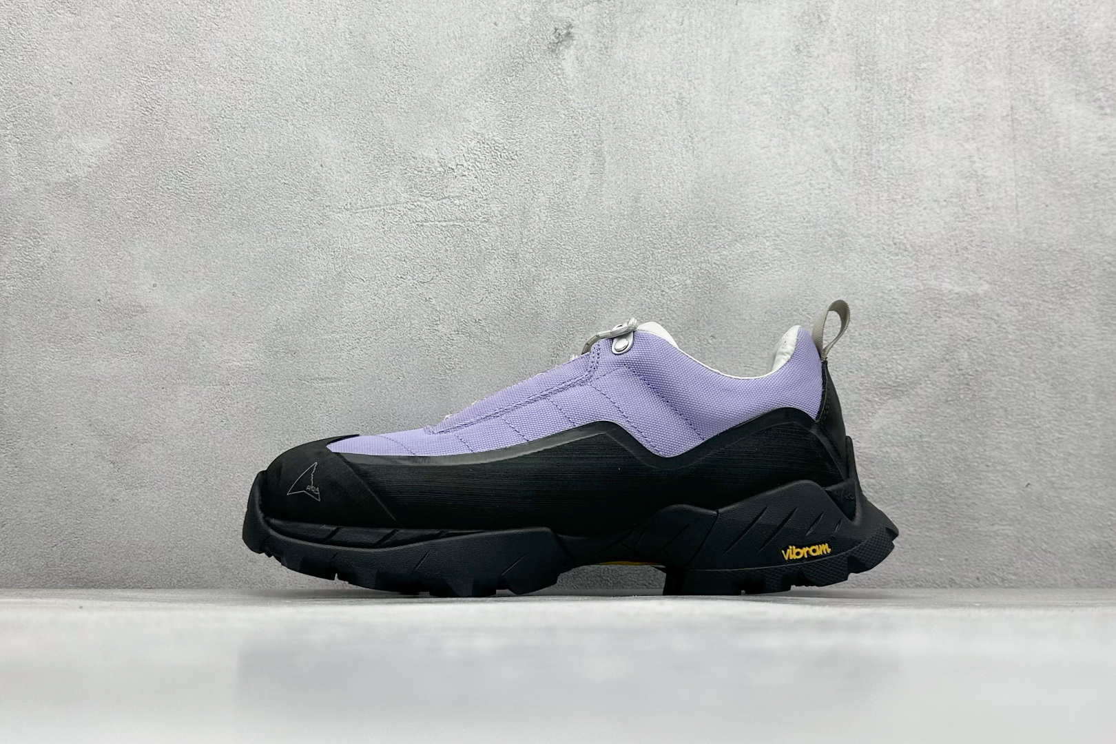 ROA Hiking Katharina Low Sneaker 卡塔琳娜 登山款 广东原厂代工出品 原楦型开发纸版 采用原装一致防水头层磨砂牛皮鞋面材质 环抱式防剐蹭硫化橡胶片组合Vibram黄金防滑耐磨橡胶大底 重新颠覆登山鞋,意大利小众鞋履品牌 RO22系列低帮系带户外防水徒步登山运动鞋 尺码：36 37 38 39 40 41 42 43 44 45-选品中心