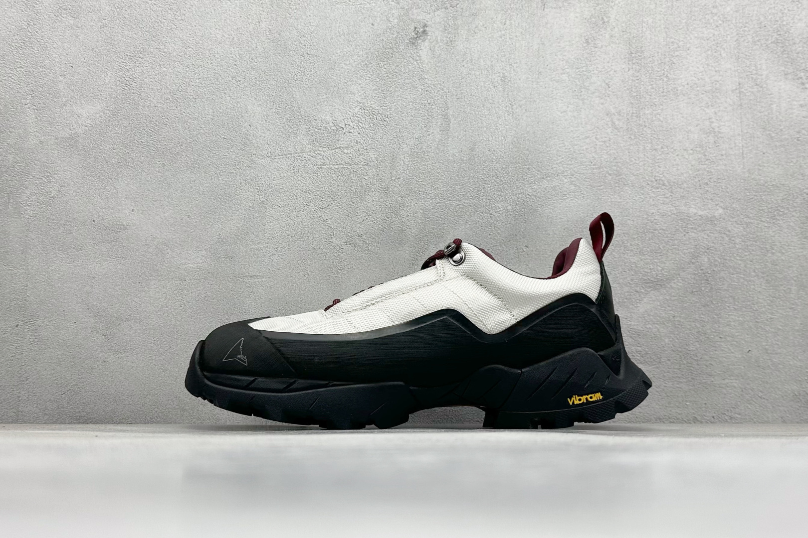 ROA Hiking Katharina Low Sneaker 卡塔琳娜 登山款 广东原厂代工出品 原楦型开发纸版 采用原装一致防水头层磨砂牛皮鞋面材质 环抱式防剐蹭硫化橡胶片组合Vibram黄金防滑耐磨橡胶大底 重新颠覆登山鞋,意大利小众鞋履品牌 RO22系列低帮系带户外防水徒步登山运动鞋 尺码：36 37 38 39 40 41 42 43 44 45-选品中心