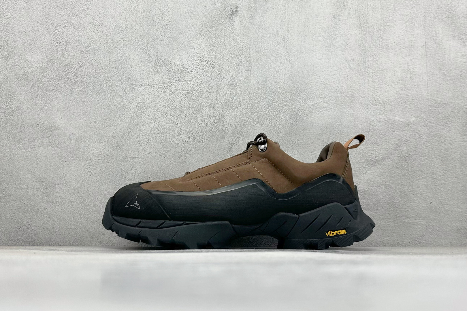 ROA Hiking Katharina Low Sneaker 卡塔琳娜 登山款 广东原厂代工出品 原楦型开发纸版 采用原装一致防水头层磨砂牛皮鞋面材质 环抱式防剐蹭硫化橡胶片组合Vibram黄金防滑耐磨橡胶大底 重新颠覆登山鞋,意大利小众鞋履品牌 RO22系列低帮系带户外防水徒步登山运动鞋 尺码：36 37 38 39 40 41 42 43 44 45-选品中心