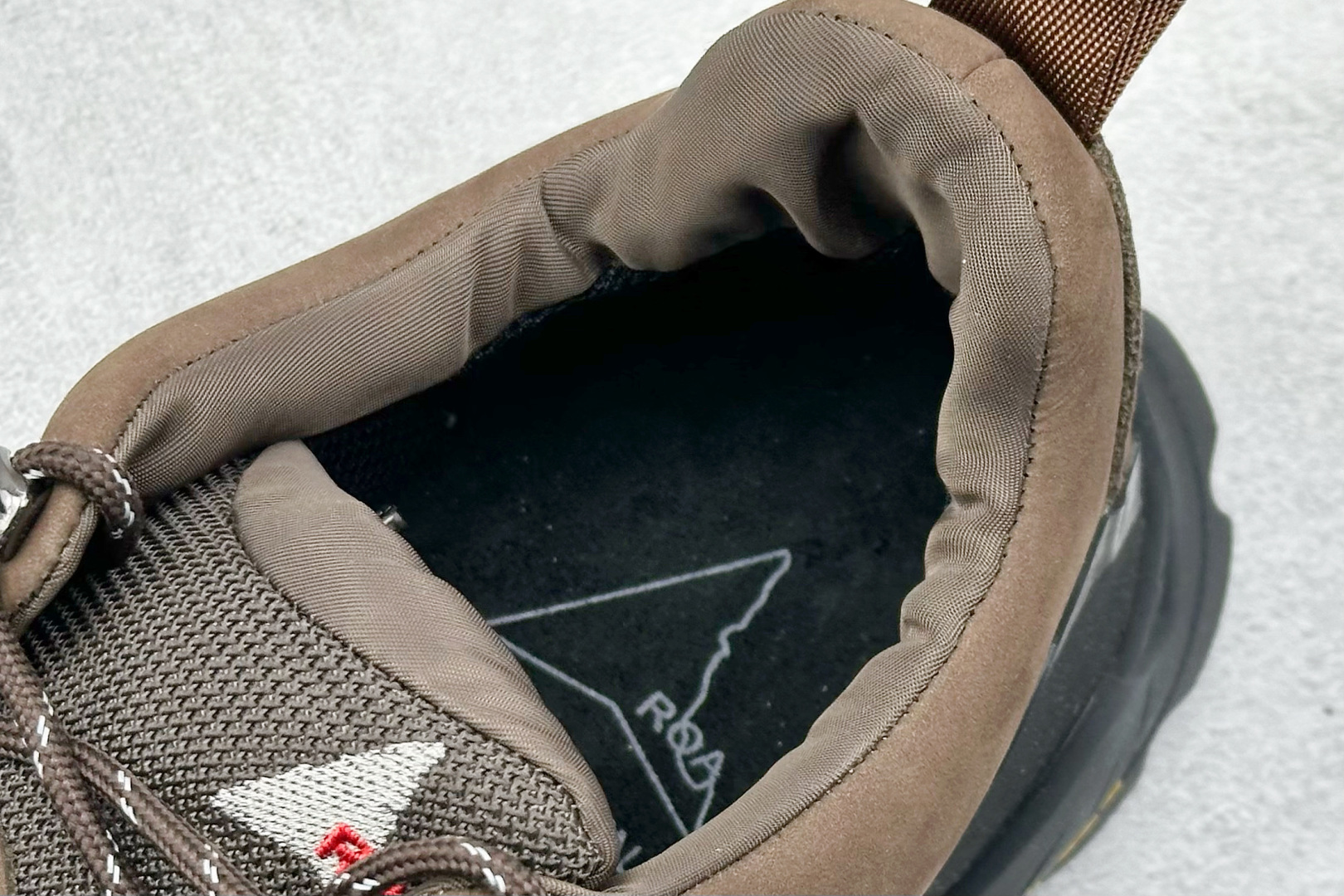 图片[8]-ROA Hiking Katharina Low Sneaker 卡塔琳娜 登山款 广东原厂代工出品 原楦型开发纸版 采用原装一致防水头层磨砂牛皮鞋面材质 环抱式防剐蹭硫化橡胶片组合Vibram黄金防滑耐磨橡胶大底 重新颠覆登山鞋,意大利小众鞋履品牌 RO22系列低帮系带户外防水徒步登山运动鞋 尺码：36 37 38 39 40 41 42 43 44 45-选品中心