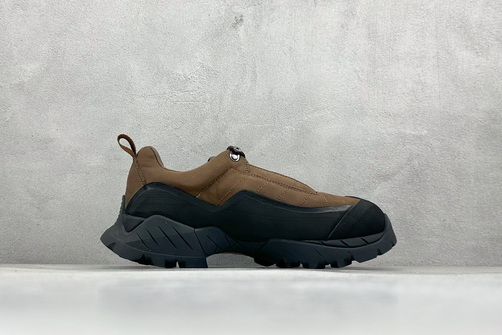 图片[2]-ROA Hiking Katharina Low Sneaker 卡塔琳娜 登山款 广东原厂代工出品 原楦型开发纸版 采用原装一致防水头层磨砂牛皮鞋面材质 环抱式防剐蹭硫化橡胶片组合Vibram黄金防滑耐磨橡胶大底 重新颠覆登山鞋,意大利小众鞋履品牌 RO22系列低帮系带户外防水徒步登山运动鞋 尺码：36 37 38 39 40 41 42 43 44 45-选品中心