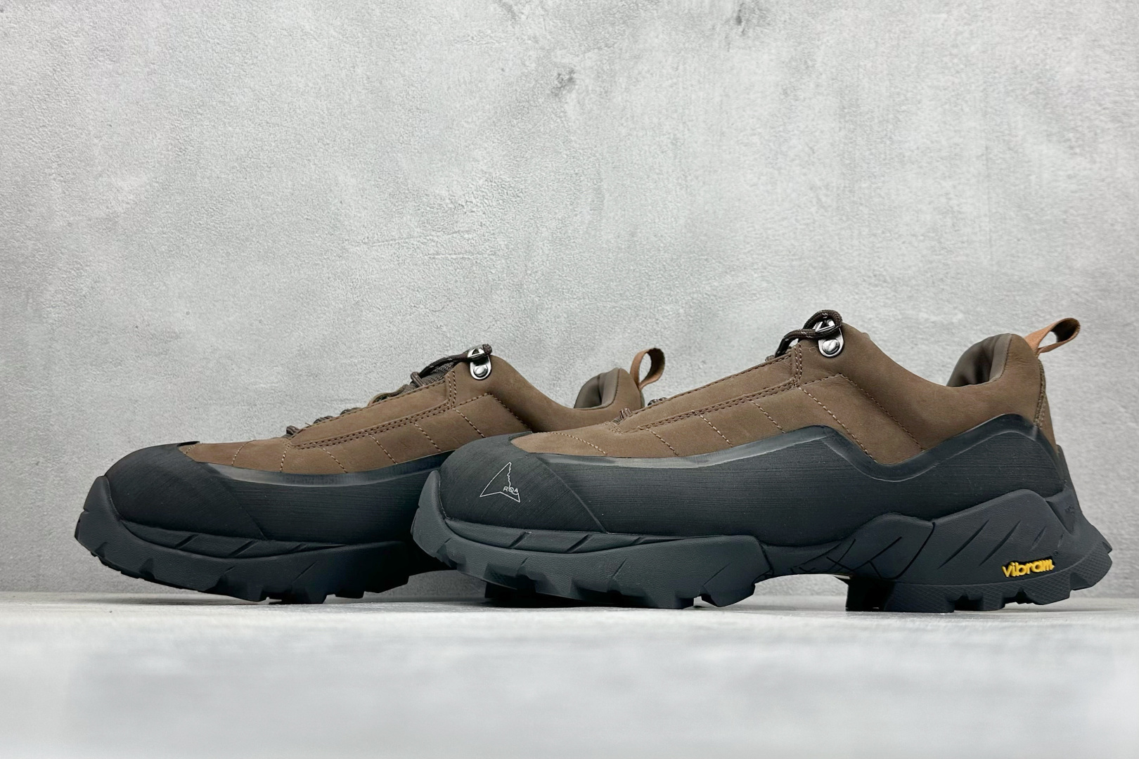 图片[5]-ROA Hiking Katharina Low Sneaker 卡塔琳娜 登山款 广东原厂代工出品 原楦型开发纸版 采用原装一致防水头层磨砂牛皮鞋面材质 环抱式防剐蹭硫化橡胶片组合Vibram黄金防滑耐磨橡胶大底 重新颠覆登山鞋,意大利小众鞋履品牌 RO22系列低帮系带户外防水徒步登山运动鞋 尺码：36 37 38 39 40 41 42 43 44 45-选品中心