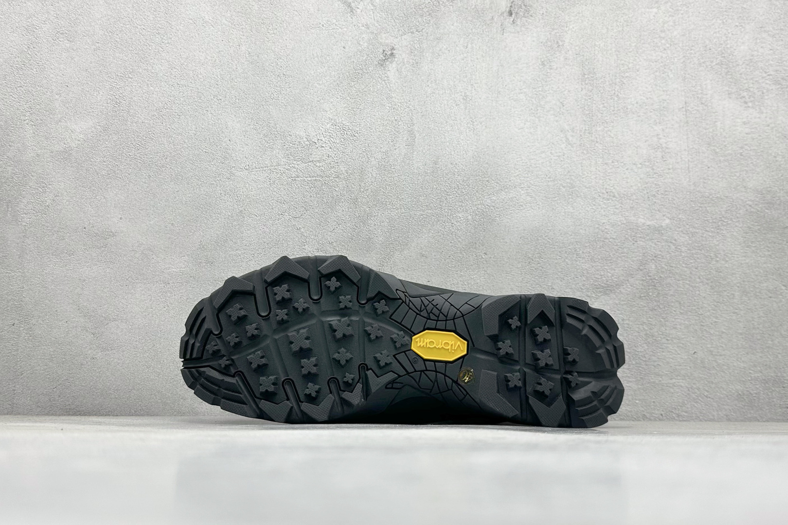 图片[4]-ROA Hiking Katharina Low Sneaker 卡塔琳娜 登山款 广东原厂代工出品 原楦型开发纸版 采用原装一致防水头层磨砂牛皮鞋面材质 环抱式防剐蹭硫化橡胶片组合Vibram黄金防滑耐磨橡胶大底 重新颠覆登山鞋,意大利小众鞋履品牌 RO22系列低帮系带户外防水徒步登山运动鞋 尺码：36 37 38 39 40 41 42 43 44 45-选品中心