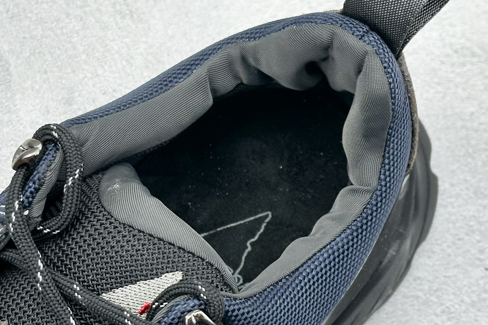 图片[8]-ROA Hiking Katharina Low Sneaker 卡塔琳娜 登山款 广东原厂代工出品 原楦型开发纸版 采用原装一致防水头层磨砂牛皮鞋面材质 环抱式防剐蹭硫化橡胶片组合Vibram黄金防滑耐磨橡胶大底 重新颠覆登山鞋,意大利小众鞋履品牌 RO22系列低帮系带户外防水徒步登山运动鞋 尺码：36 37 38 39 40 41 42 43 44 45-选品中心