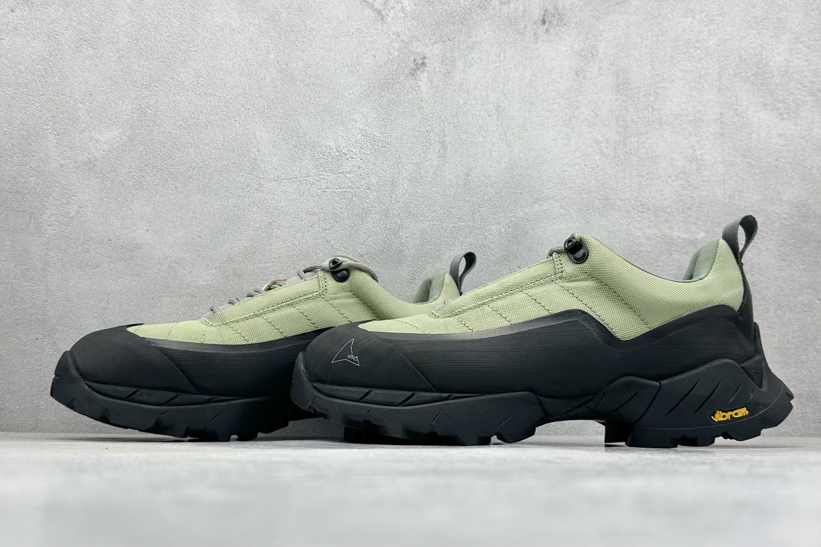 图片[5]-ROA Hiking Katharina Low Sneaker 卡塔琳娜 登山款 广东原厂代工出品 原楦型开发纸版 采用原装一致防水头层磨砂牛皮鞋面材质 环抱式防剐蹭硫化橡胶片组合Vibram黄金防滑耐磨橡胶大底 重新颠覆登山鞋,意大利小众鞋履品牌 RO22系列低帮系带户外防水徒步登山运动鞋 尺码：36 37 38 39 40 41 42 43 44 45-选品中心