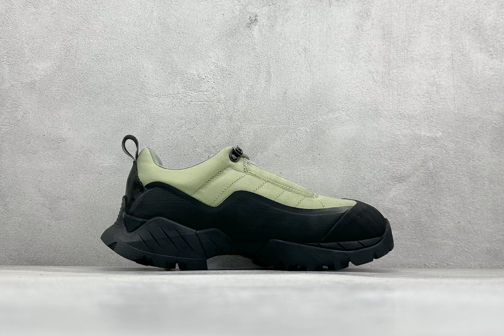 图片[2]-ROA Hiking Katharina Low Sneaker 卡塔琳娜 登山款 广东原厂代工出品 原楦型开发纸版 采用原装一致防水头层磨砂牛皮鞋面材质 环抱式防剐蹭硫化橡胶片组合Vibram黄金防滑耐磨橡胶大底 重新颠覆登山鞋,意大利小众鞋履品牌 RO22系列低帮系带户外防水徒步登山运动鞋 尺码：36 37 38 39 40 41 42 43 44 45-选品中心