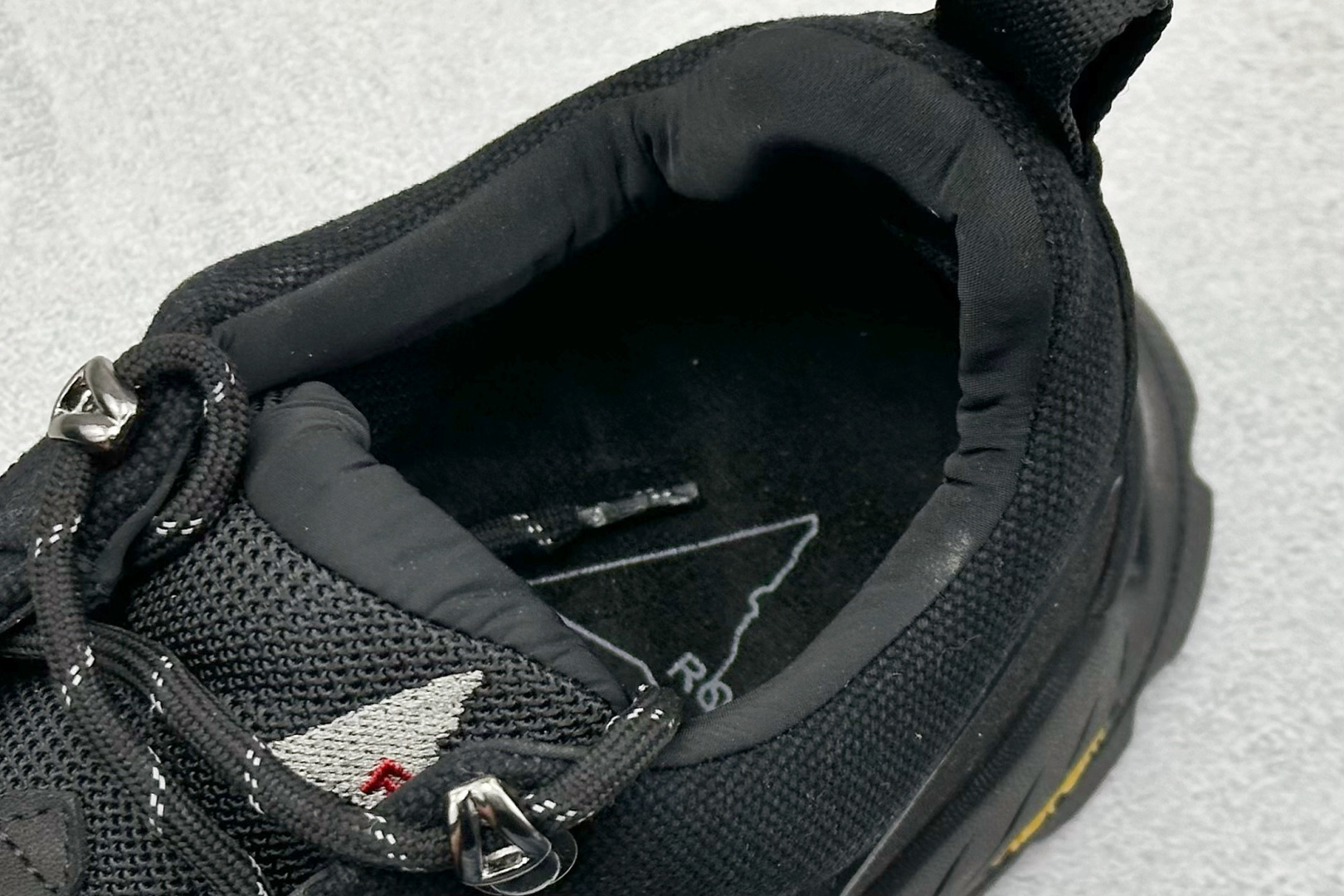 图片[8]-ROA Hiking Katharina Low Sneaker 卡塔琳娜 登山款 广东原厂代工出品 原楦型开发纸版 采用原装一致防水头层磨砂牛皮鞋面材质 环抱式防剐蹭硫化橡胶片组合Vibram黄金防滑耐磨橡胶大底 重新颠覆登山鞋,意大利小众鞋履品牌 RO22系列低帮系带户外防水徒步登山运动鞋 尺码：36 37 38 39 40 41 42 43 44 45-选品中心