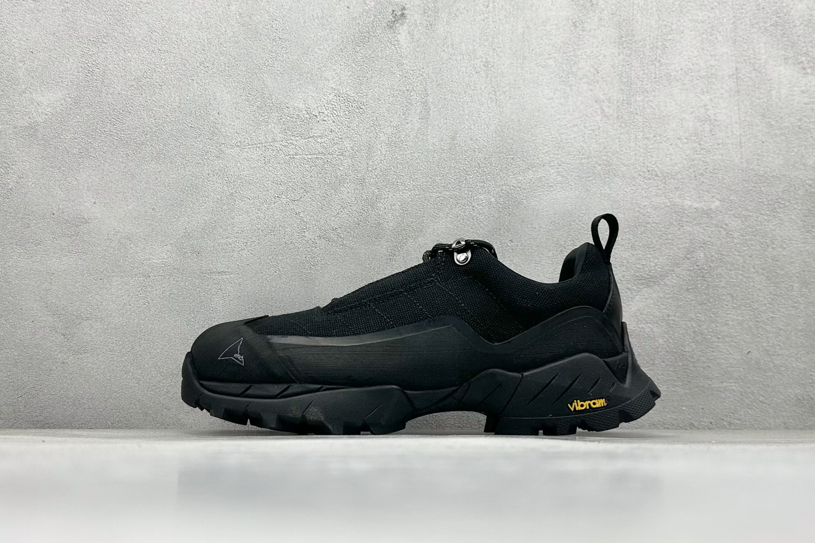 ROA Hiking Katharina Low Sneaker 卡塔琳娜 登山款 广东原厂代工出品 原楦型开发纸版 采用原装一致防水头层磨砂牛皮鞋面材质 环抱式防剐蹭硫化橡胶片组合Vibram黄金防滑耐磨橡胶大底 重新颠覆登山鞋,意大利小众鞋履品牌 RO22系列低帮系带户外防水徒步登山运动鞋 尺码：36 37 38 39 40 41 42 43 44 45-选品中心