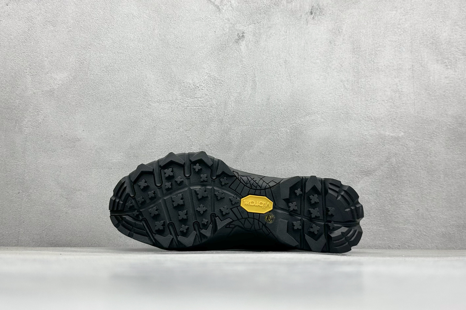 图片[4]-ROA Hiking Katharina Low Sneaker 卡塔琳娜 登山款 广东原厂代工出品 原楦型开发纸版 采用原装一致防水头层磨砂牛皮鞋面材质 环抱式防剐蹭硫化橡胶片组合Vibram黄金防滑耐磨橡胶大底 重新颠覆登山鞋,意大利小众鞋履品牌 RO22系列低帮系带户外防水徒步登山运动鞋 尺码：36 37 38 39 40 41 42 43 44 45-选品中心