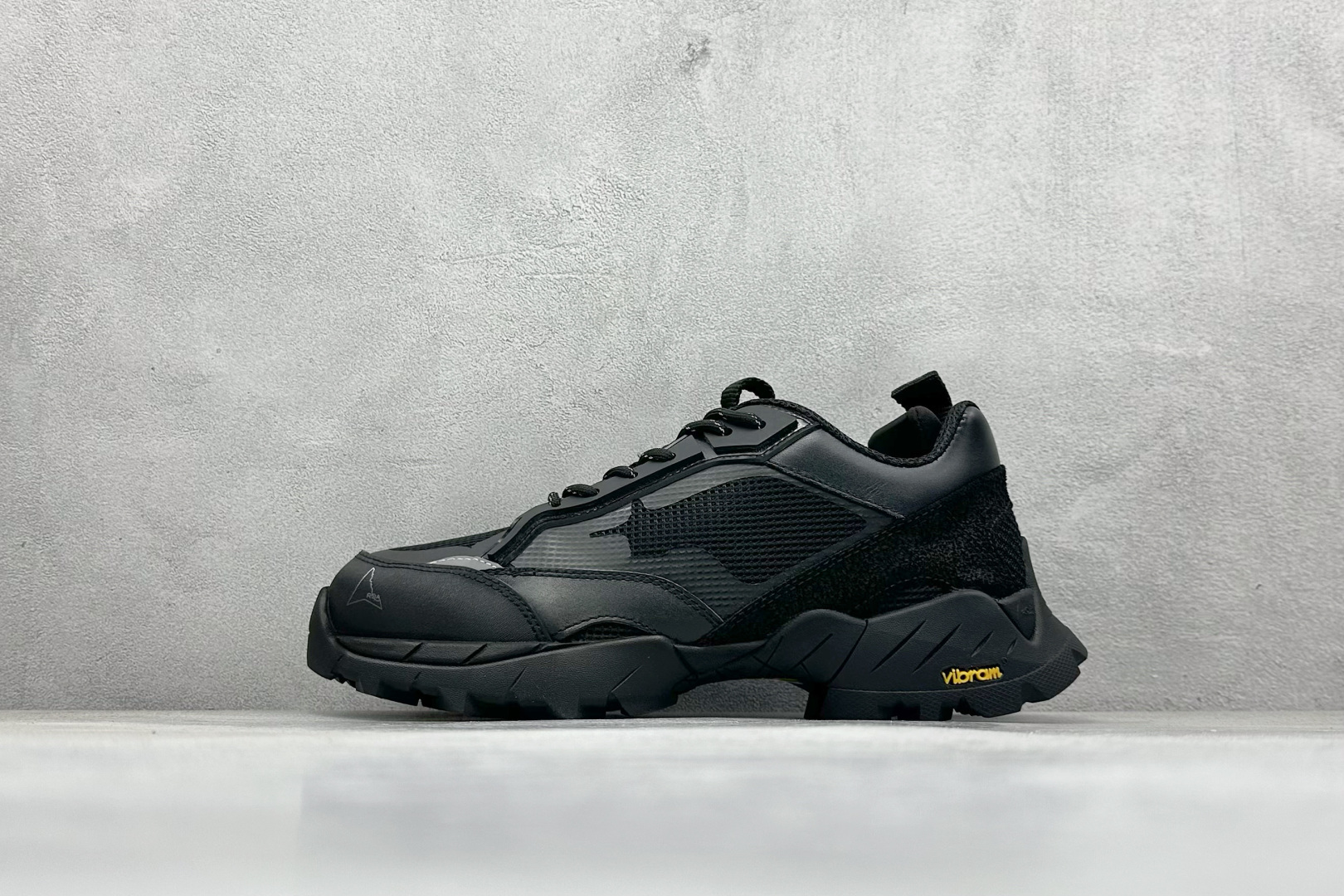 ROA Hiking Katharina Low Sneaker 卡塔琳娜 登山款 广东原厂代工出品 原楦型开发纸版 采用原装一致防水头层磨砂牛皮鞋面材质 环抱式防剐蹭硫化橡胶片组合Vibram黄金防滑耐磨橡胶大底 重新颠覆登山鞋,意大利小众鞋履品牌 RO22系列低帮系带户外防水徒步登山运动鞋 尺码：36 37 38 39 40 41 42 43 44 45-选品中心