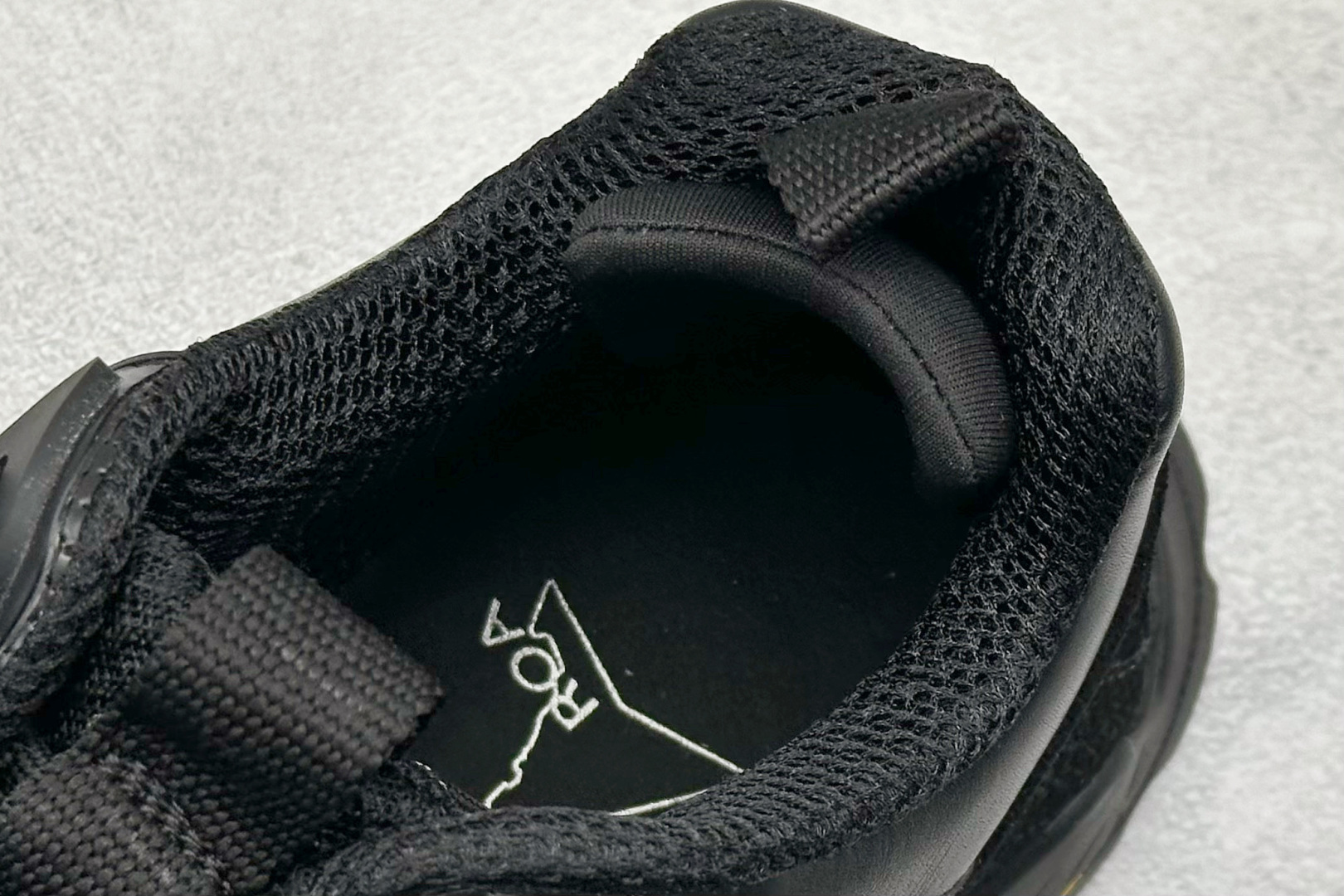 图片[8]-ROA Hiking Katharina Low Sneaker 卡塔琳娜 登山款 广东原厂代工出品 原楦型开发纸版 采用原装一致防水头层磨砂牛皮鞋面材质 环抱式防剐蹭硫化橡胶片组合Vibram黄金防滑耐磨橡胶大底 重新颠覆登山鞋,意大利小众鞋履品牌 RO22系列低帮系带户外防水徒步登山运动鞋 尺码：36 37 38 39 40 41 42 43 44 45-选品中心