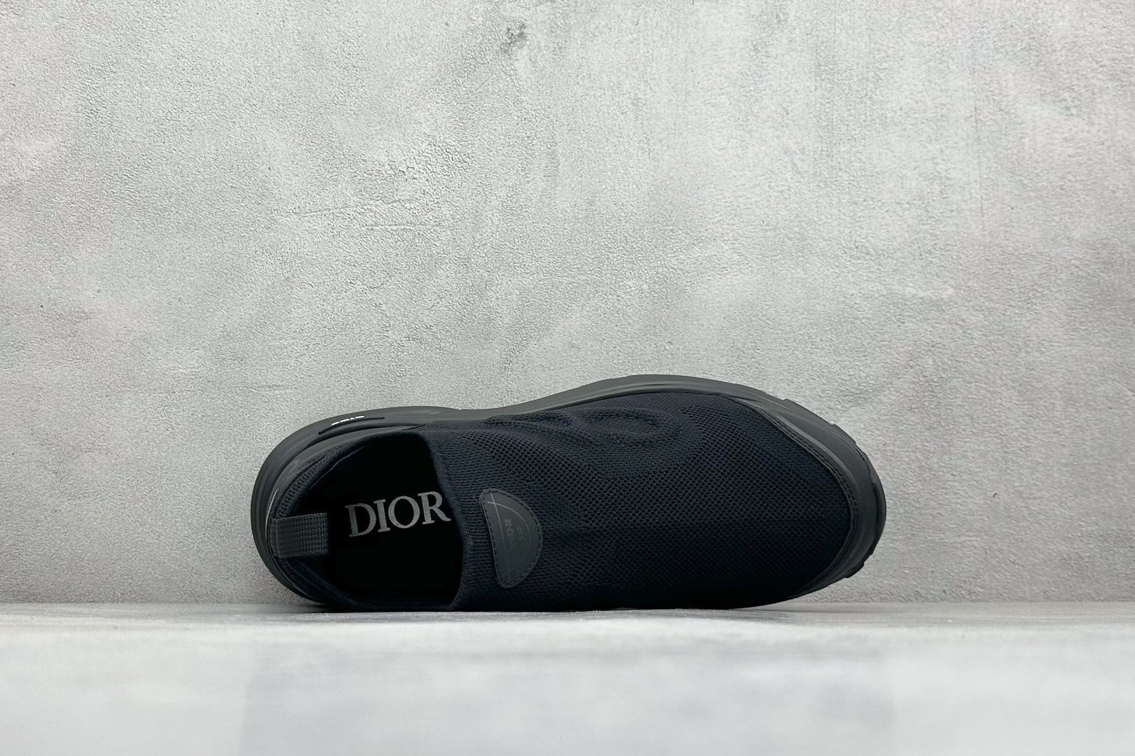 图片[3]-Dior B30 迪奥网眼织物低帮运动休闲鞋 该款系列采用黑网色眼织物白和色科技料面精心制 作饰以反光“CD30”图形标志 外格轻盈的刻雕效果橡胶鞋搭底配标志性点的缀提升格调 内弹部力细节塑造想理的舒适穿着体验可与各休式闲造型配搭 彰显尚时现代的运风动范 尺码： 36 37 38 39 40 41 42 43 44 45-选品中心