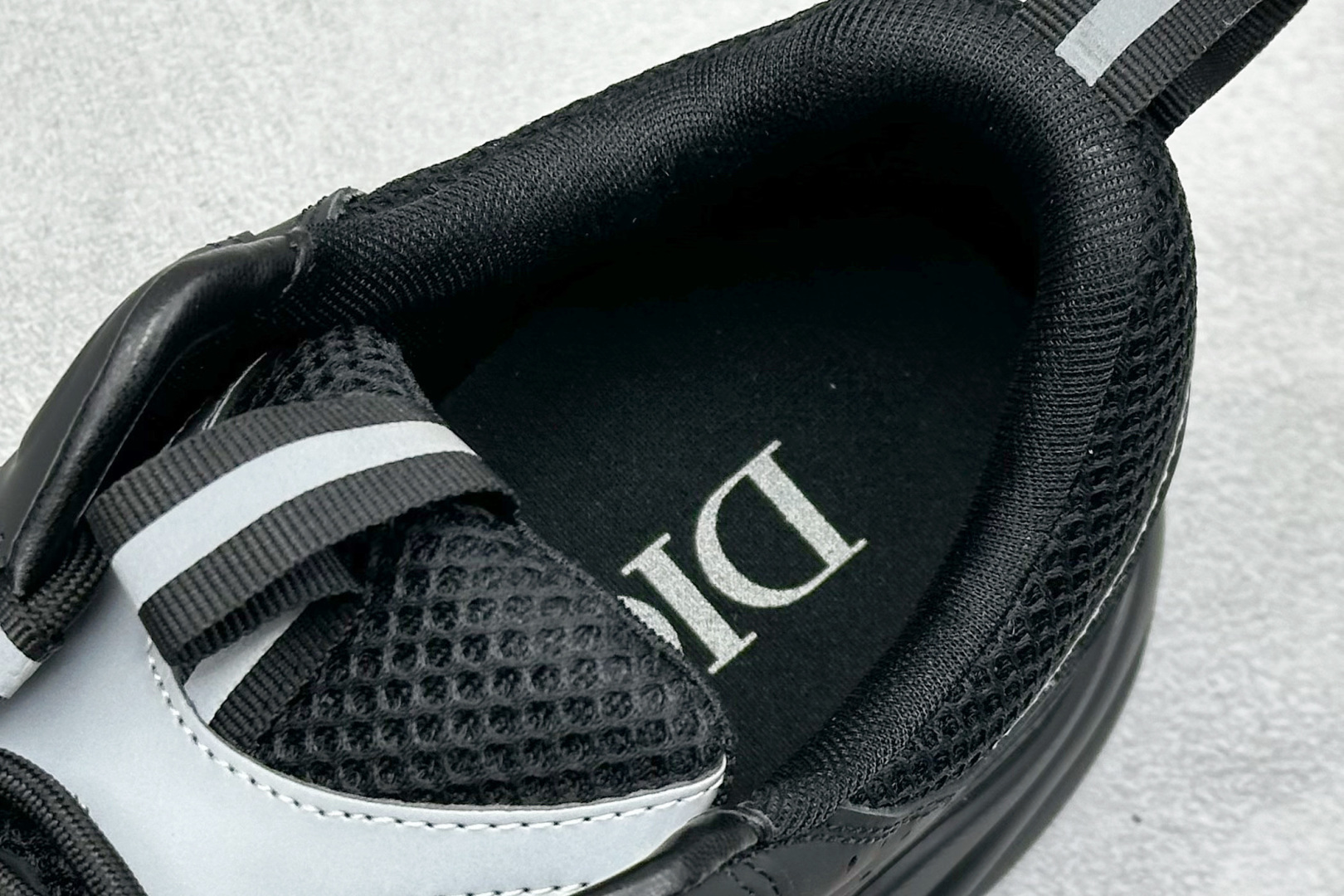 图片[8]-Dior 迪奥 休闲时尚运动鞋系列 渠道原装订单 全套专柜包装物及配件 釆用超软舒适透气面料 同源出厂真丝绸防尘鞋套袋 原装雪梨形超软沙绒纸团 鞋底采用橡胶大底内外锁死工艺 最大限度弯折永不开胶，原鞋一致效果 尺码：39 40 40.5 41 42 42.5 43 44 45-选品中心