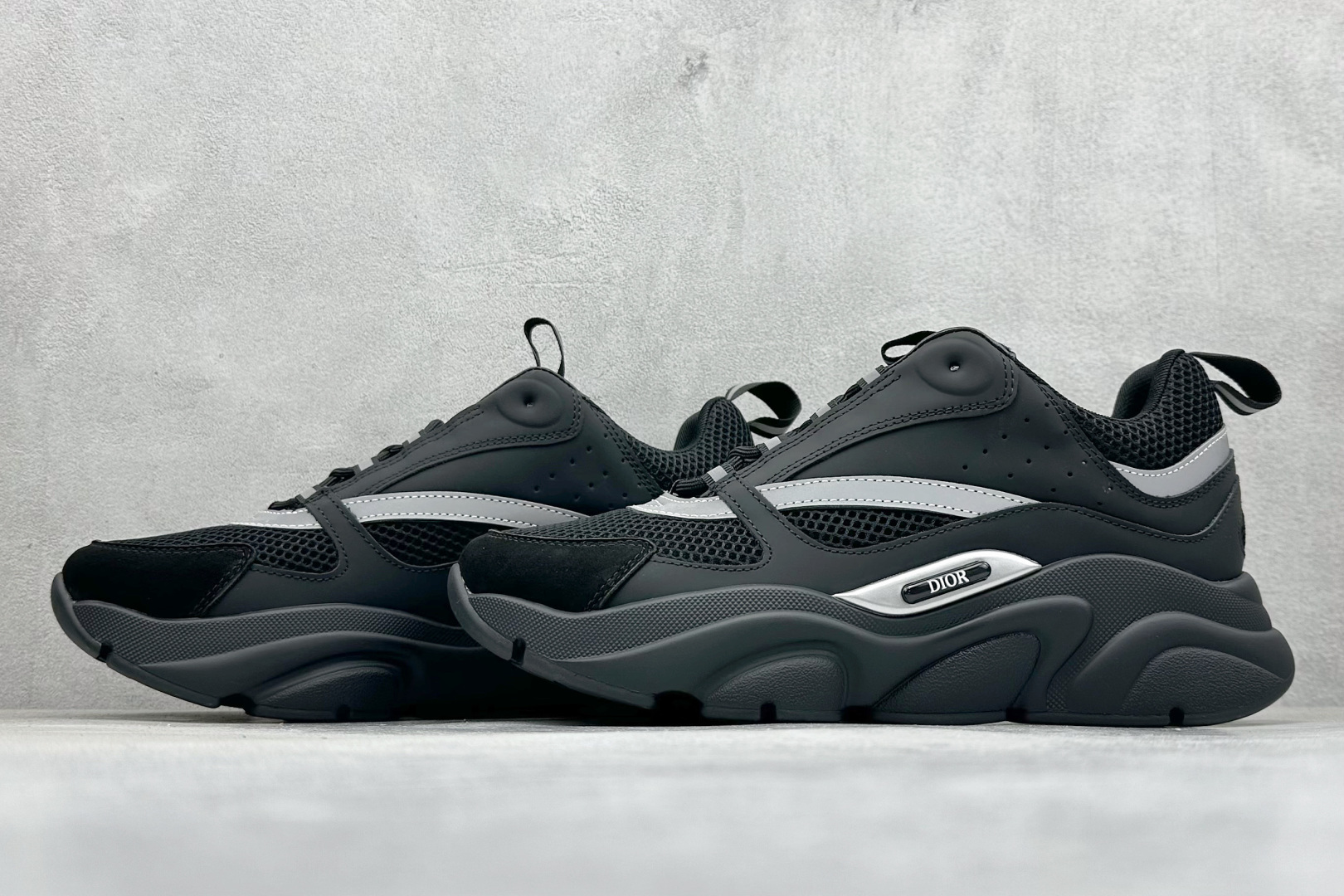 图片[5]-Dior 迪奥 休闲时尚运动鞋系列 渠道原装订单 全套专柜包装物及配件 釆用超软舒适透气面料 同源出厂真丝绸防尘鞋套袋 原装雪梨形超软沙绒纸团 鞋底采用橡胶大底内外锁死工艺 最大限度弯折永不开胶，原鞋一致效果 尺码：39 40 40.5 41 42 42.5 43 44 45-选品中心