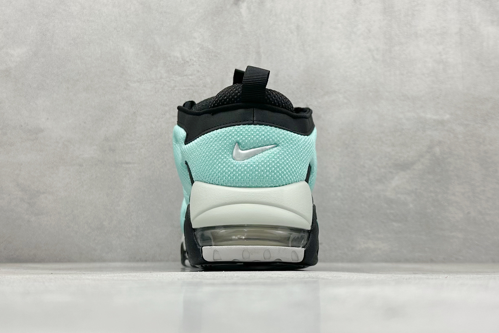 图片[6]-Nike Air More Uptempo 原装皮蓬 全新批次 Air More Uptempo绝对是耐克篮球鞋历史上最耀眼的里程碑之一，耐克一直以来都以不停的提升气垫容量来捍卫气垫的地位，当前后掌的花样全部玩尽之后，耐克终于还是打出了奠定王朝基础的一张牌：全掌外露气垫，U型气垫和Max Air的搭配是当时最切合实际的全掌气垫组合 货号：FZ3055-003 尺码：36-45-选品中心