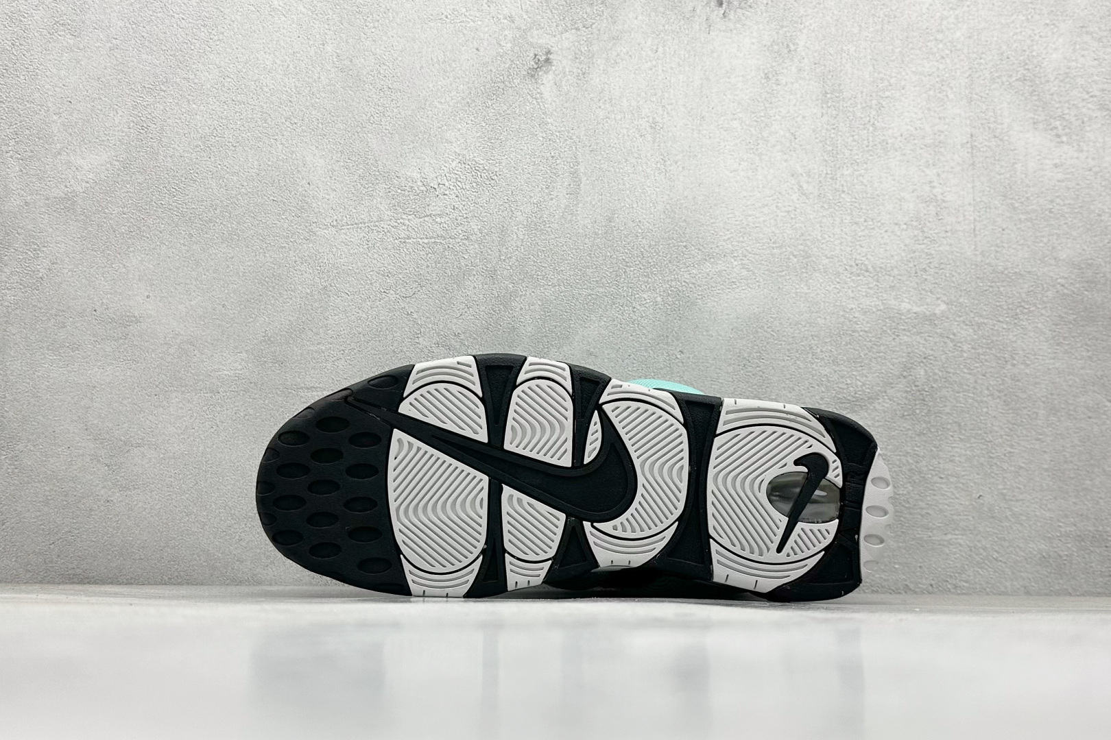 图片[4]-Nike Air More Uptempo 原装皮蓬 全新批次 Air More Uptempo绝对是耐克篮球鞋历史上最耀眼的里程碑之一，耐克一直以来都以不停的提升气垫容量来捍卫气垫的地位，当前后掌的花样全部玩尽之后，耐克终于还是打出了奠定王朝基础的一张牌：全掌外露气垫，U型气垫和Max Air的搭配是当时最切合实际的全掌气垫组合 货号：FZ3055-003 尺码：36-45-选品中心