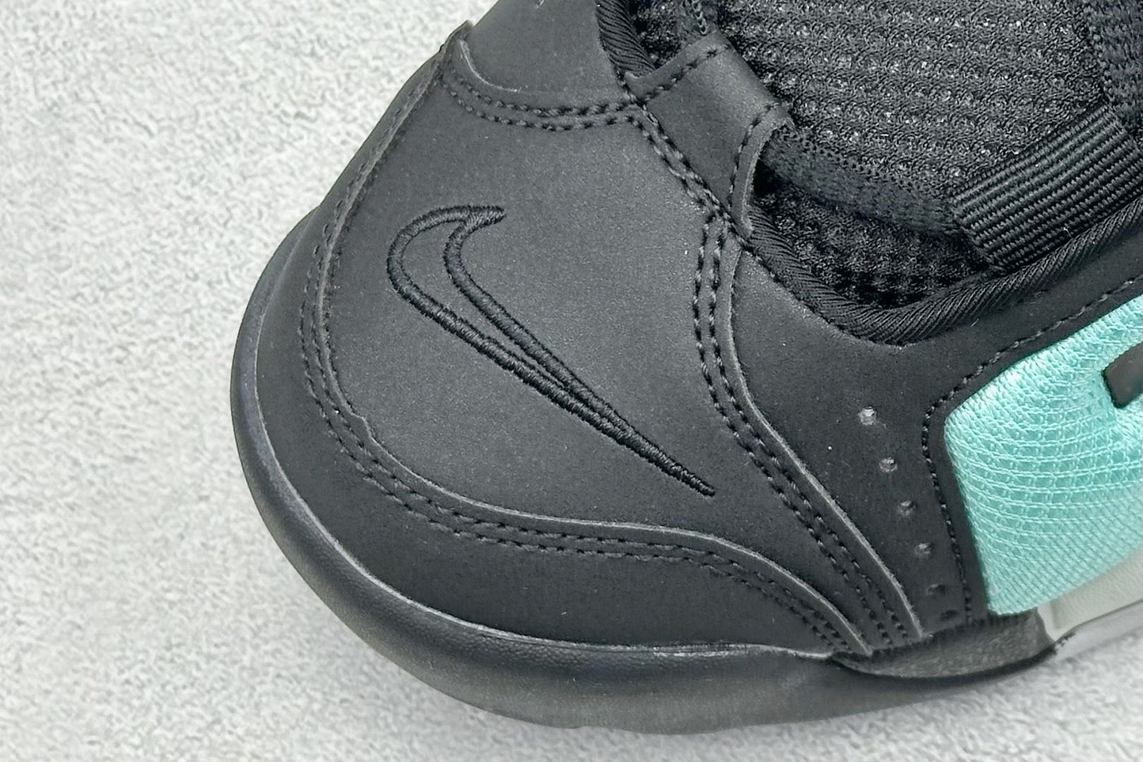 图片[7]-Nike Air More Uptempo 原装皮蓬 全新批次 Air More Uptempo绝对是耐克篮球鞋历史上最耀眼的里程碑之一，耐克一直以来都以不停的提升气垫容量来捍卫气垫的地位，当前后掌的花样全部玩尽之后，耐克终于还是打出了奠定王朝基础的一张牌：全掌外露气垫，U型气垫和Max Air的搭配是当时最切合实际的全掌气垫组合 货号：FZ3055-003 尺码：36-45-选品中心