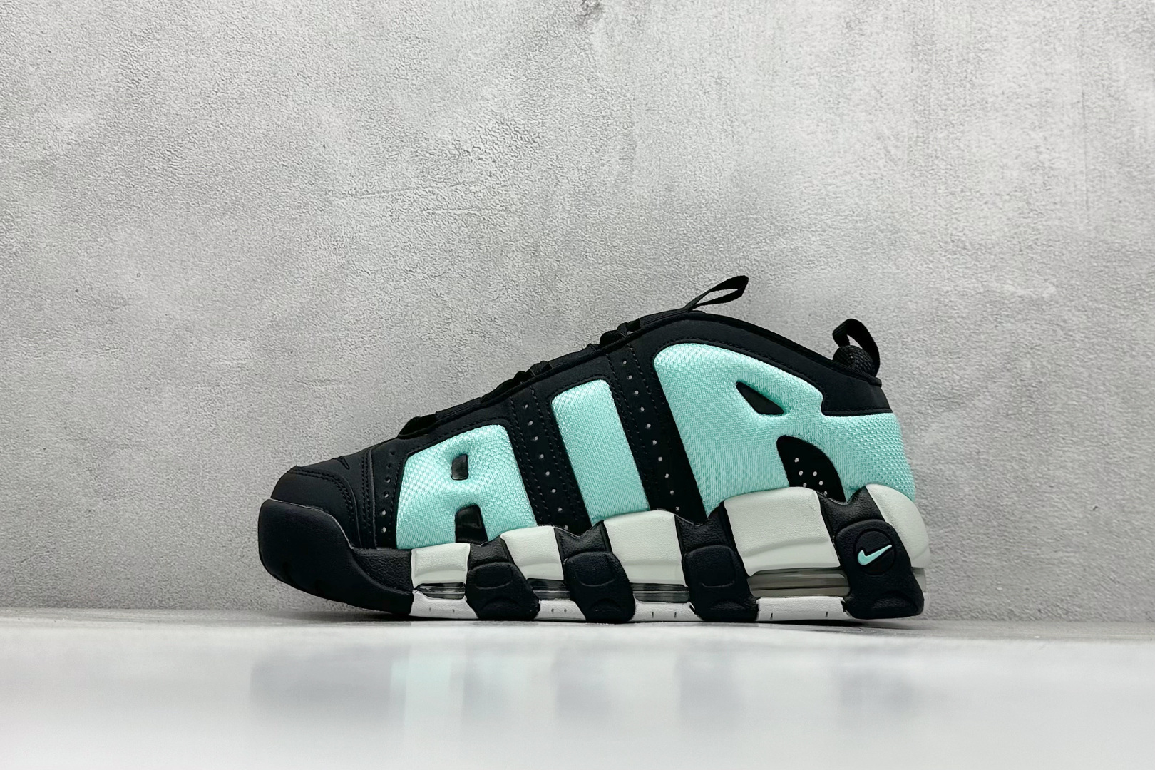 Nike Air More Uptempo 原装皮蓬 全新批次 Air More Uptempo绝对是耐克篮球鞋历史上最耀眼的里程碑之一，耐克一直以来都以不停的提升气垫容量来捍卫气垫的地位，当前后掌的花样全部玩尽之后，耐克终于还是打出了奠定王朝基础的一张牌：全掌外露气垫，U型气垫和Max Air的搭配是当时最切合实际的全掌气垫组合 货号：FZ3055-003 尺码：36-45-选品中心
