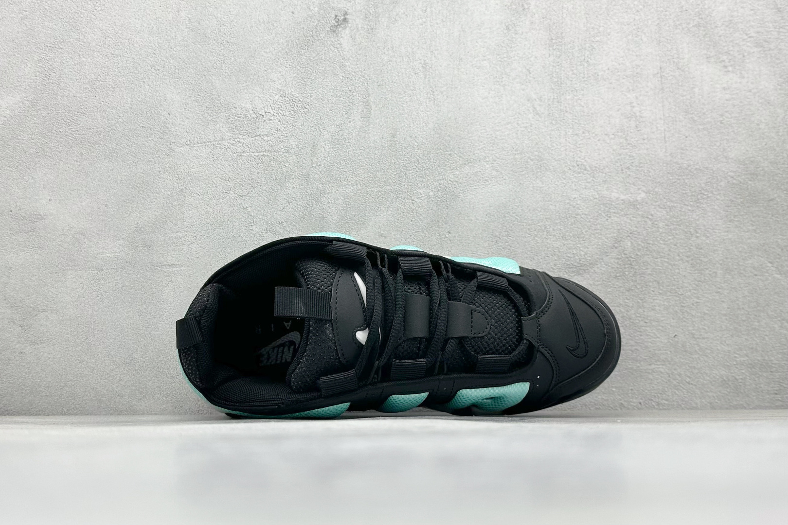 图片[3]-Nike Air More Uptempo 原装皮蓬 全新批次 Air More Uptempo绝对是耐克篮球鞋历史上最耀眼的里程碑之一，耐克一直以来都以不停的提升气垫容量来捍卫气垫的地位，当前后掌的花样全部玩尽之后，耐克终于还是打出了奠定王朝基础的一张牌：全掌外露气垫，U型气垫和Max Air的搭配是当时最切合实际的全掌气垫组合 货号：FZ3055-003 尺码：36-45-选品中心