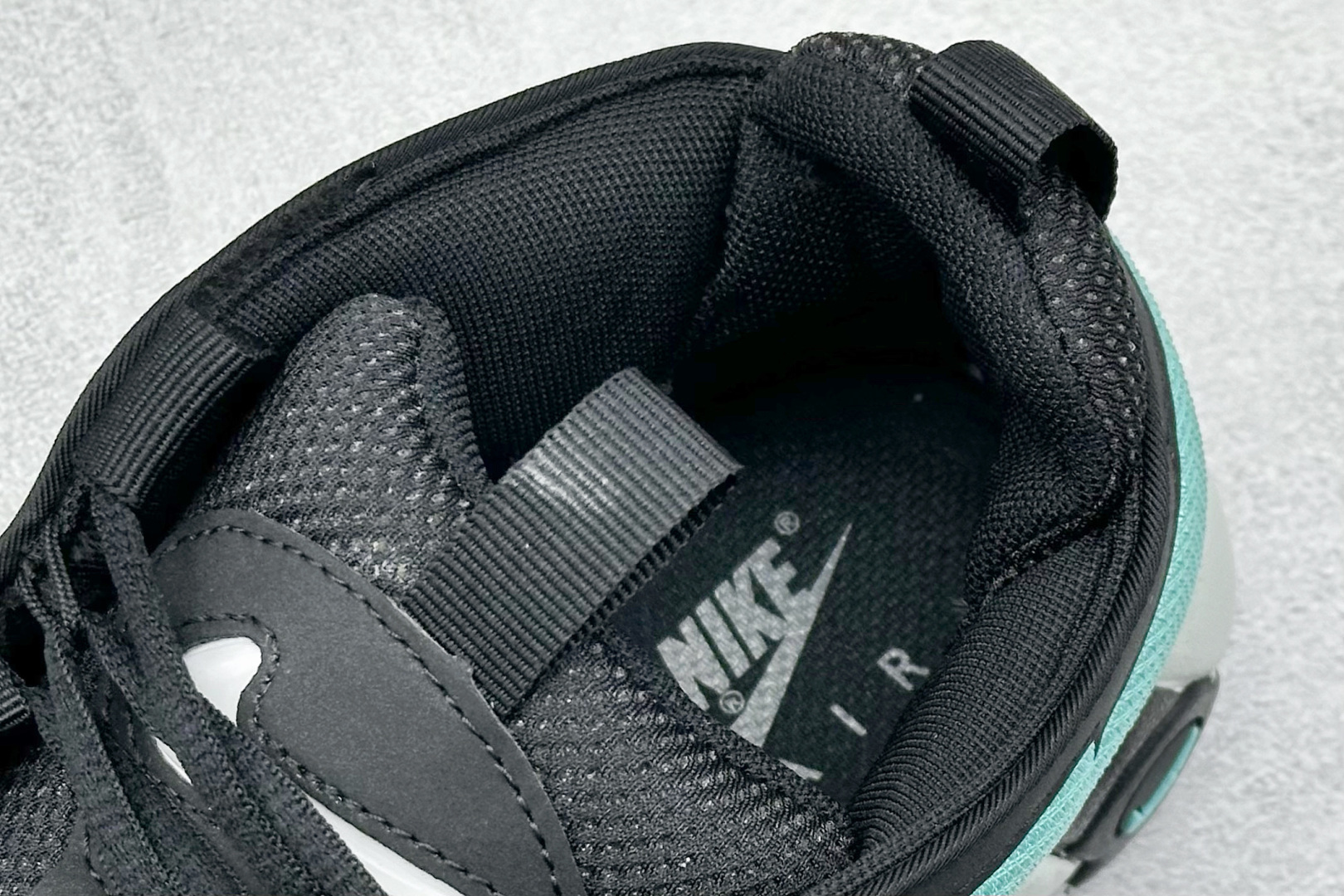 图片[8]-Nike Air More Uptempo 原装皮蓬 全新批次 Air More Uptempo绝对是耐克篮球鞋历史上最耀眼的里程碑之一，耐克一直以来都以不停的提升气垫容量来捍卫气垫的地位，当前后掌的花样全部玩尽之后，耐克终于还是打出了奠定王朝基础的一张牌：全掌外露气垫，U型气垫和Max Air的搭配是当时最切合实际的全掌气垫组合 货号：FZ3055-003 尺码：36-45-选品中心