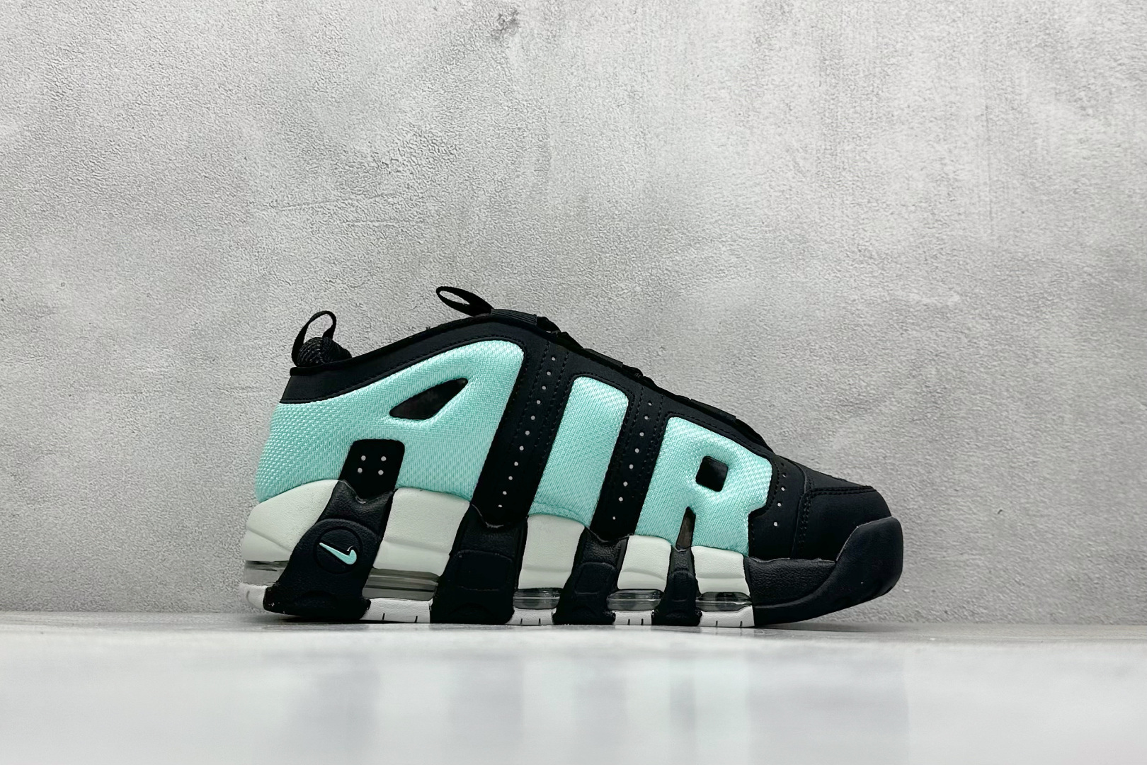图片[2]-Nike Air More Uptempo 原装皮蓬 全新批次 Air More Uptempo绝对是耐克篮球鞋历史上最耀眼的里程碑之一，耐克一直以来都以不停的提升气垫容量来捍卫气垫的地位，当前后掌的花样全部玩尽之后，耐克终于还是打出了奠定王朝基础的一张牌：全掌外露气垫，U型气垫和Max Air的搭配是当时最切合实际的全掌气垫组合 货号：FZ3055-003 尺码：36-45-选品中心
