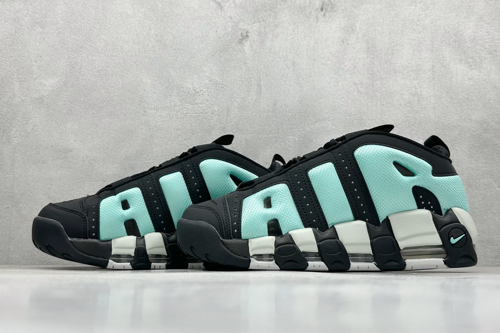 图片[5]-Nike Air More Uptempo 原装皮蓬 全新批次 Air More Uptempo绝对是耐克篮球鞋历史上最耀眼的里程碑之一，耐克一直以来都以不停的提升气垫容量来捍卫气垫的地位，当前后掌的花样全部玩尽之后，耐克终于还是打出了奠定王朝基础的一张牌：全掌外露气垫，U型气垫和Max Air的搭配是当时最切合实际的全掌气垫组合 货号：FZ3055-003 尺码：36-45-选品中心