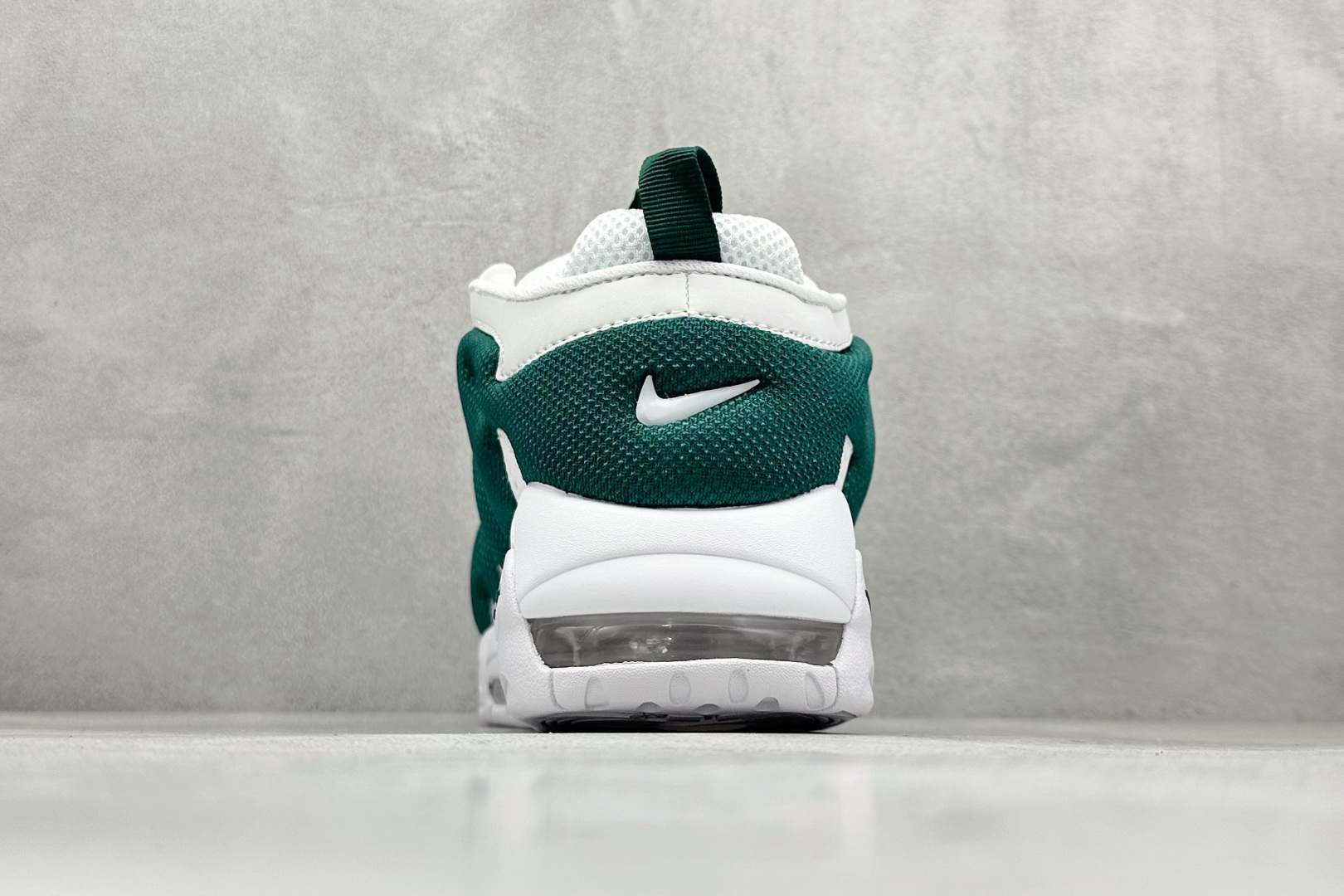 图片[6]-Nike Air More Uptempo 原装皮蓬 全新批次 Air More Uptempo绝对是耐克篮球鞋历史上最耀眼的里程碑之一，耐克一直以来都以不停的提升气垫容量来捍卫气垫的地位，当前后掌的花样全部玩尽之后，耐克终于还是打出了奠定王朝基础的一张牌：全掌外露气垫，U型气垫和Max Air的搭配是当时最切合实际的全掌气垫组合 货号：FZ3055-003 尺码：36-45-选品中心