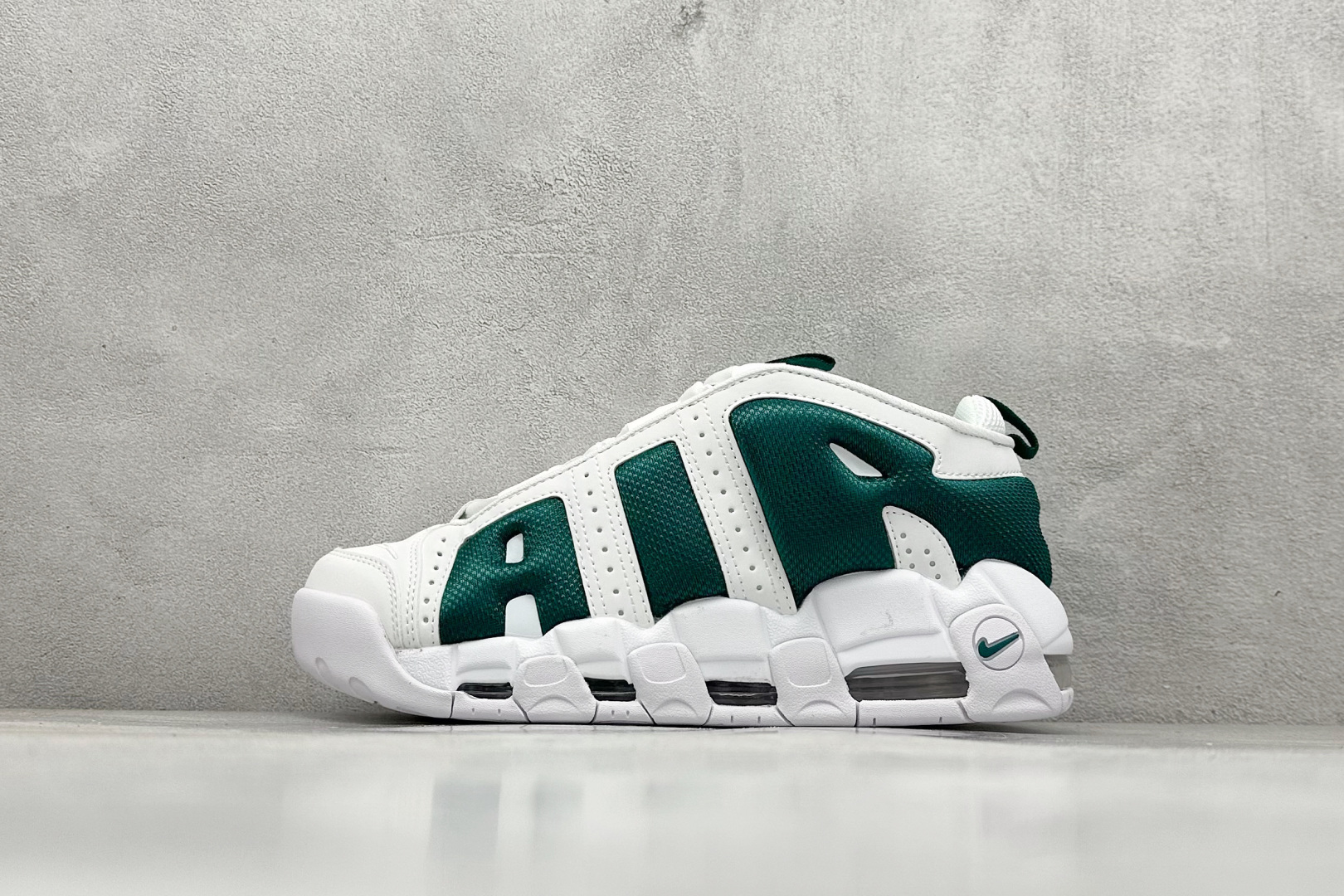Nike Air More Uptempo 原装皮蓬 全新批次 Air More Uptempo绝对是耐克篮球鞋历史上最耀眼的里程碑之一,耐克一直以来都以不停的提升气垫容量来捍卫气垫的地位,当前后掌的花样全部玩尽之后,耐克终于还是打出了奠定王朝基础的一张牌:全掌外露气垫,U型气垫和Max Air的搭配是当时最切合实际的全掌气垫组合 货号:FZ3055-003 尺码:36-45-选品中心