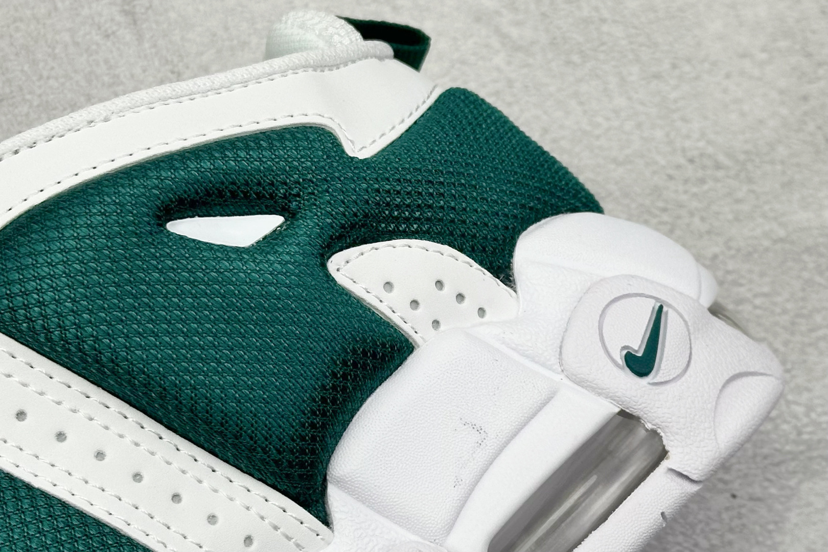 图片[9]-Nike Air More Uptempo 原装皮蓬 全新批次 Air More Uptempo绝对是耐克篮球鞋历史上最耀眼的里程碑之一，耐克一直以来都以不停的提升气垫容量来捍卫气垫的地位，当前后掌的花样全部玩尽之后，耐克终于还是打出了奠定王朝基础的一张牌：全掌外露气垫，U型气垫和Max Air的搭配是当时最切合实际的全掌气垫组合 货号：FZ3055-003 尺码：36-45-选品中心