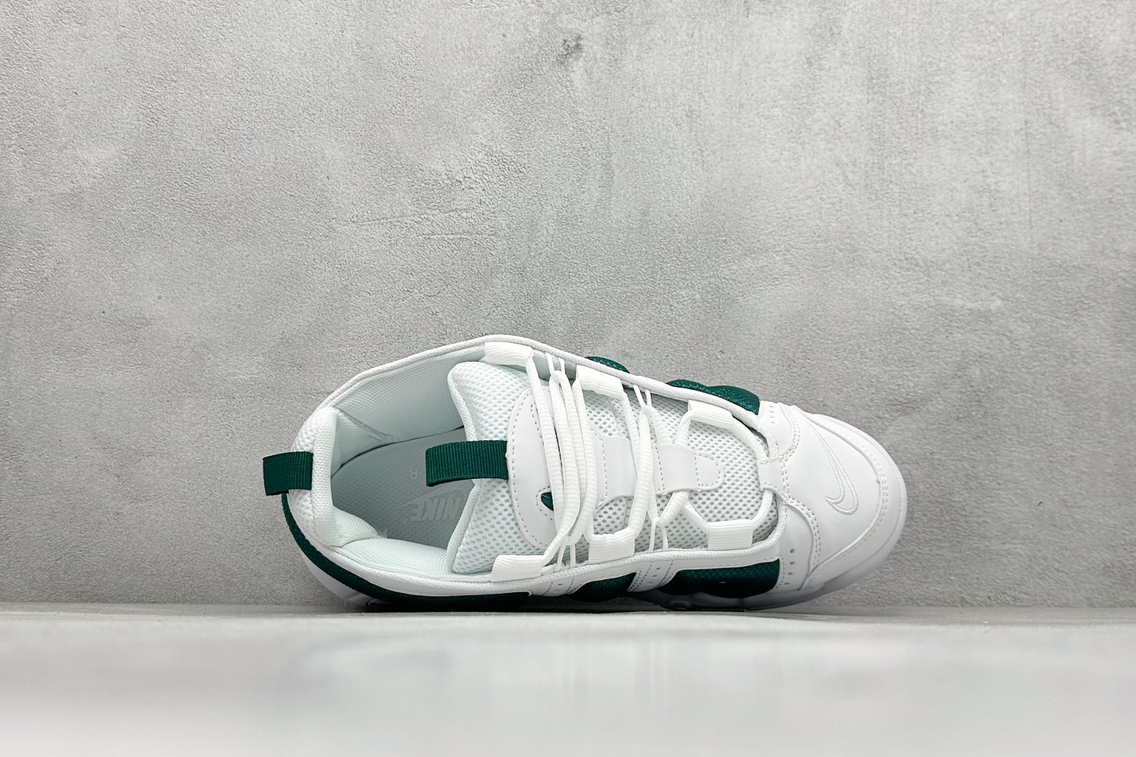 图片[3]-Nike Air More Uptempo 原装皮蓬 全新批次 Air More Uptempo绝对是耐克篮球鞋历史上最耀眼的里程碑之一，耐克一直以来都以不停的提升气垫容量来捍卫气垫的地位，当前后掌的花样全部玩尽之后，耐克终于还是打出了奠定王朝基础的一张牌：全掌外露气垫，U型气垫和Max Air的搭配是当时最切合实际的全掌气垫组合 货号：FZ3055-003 尺码：36-45-选品中心