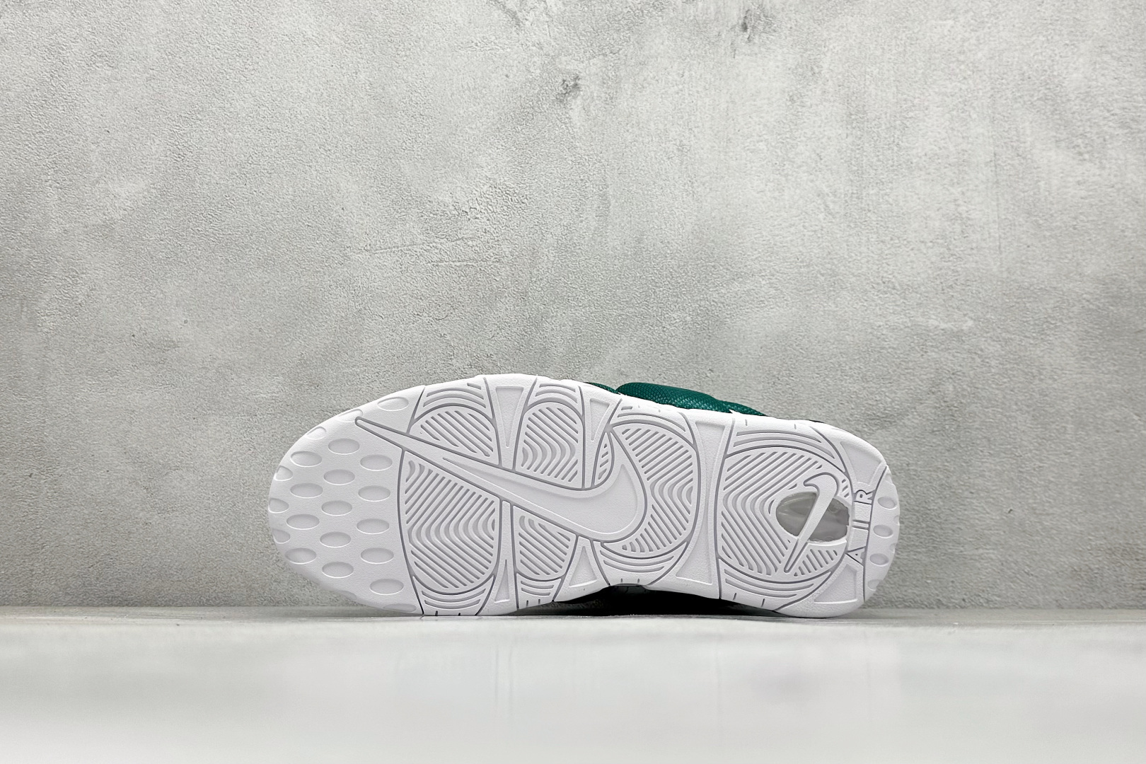 图片[4]-Nike Air More Uptempo 原装皮蓬 全新批次 Air More Uptempo绝对是耐克篮球鞋历史上最耀眼的里程碑之一，耐克一直以来都以不停的提升气垫容量来捍卫气垫的地位，当前后掌的花样全部玩尽之后，耐克终于还是打出了奠定王朝基础的一张牌：全掌外露气垫，U型气垫和Max Air的搭配是当时最切合实际的全掌气垫组合 货号：FZ3055-003 尺码：36-45-选品中心