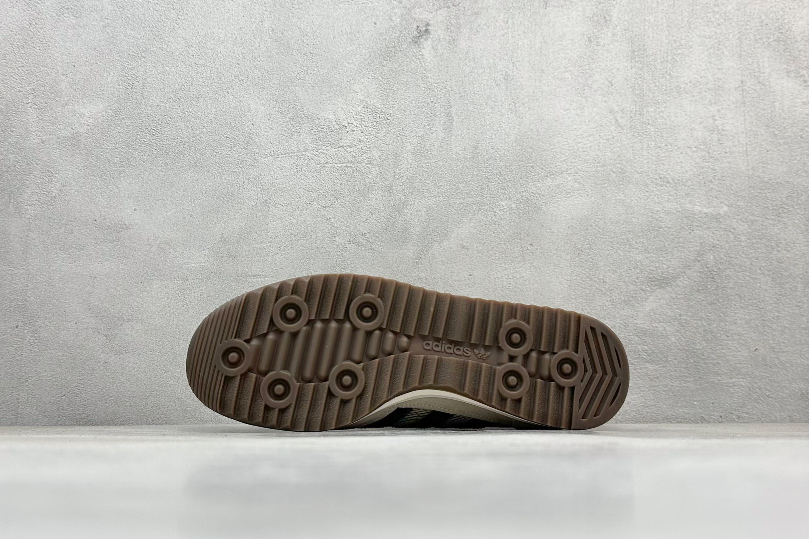 图片[4]-AD Originals SL 72 RS 阿迪经典复古慢跑鞋  #鞋款采用舒爽尼龙鞋面、绒面革饰面和皮革细节等设计。与此同时，搭载着 Ecotex 鞋舌，更添质感；EVA 中底设计助你舒适出行；经典低帮设计和橡胶外底，旨在打造时尚型格。  货号：JI2485 尺码：36-45-选品中心