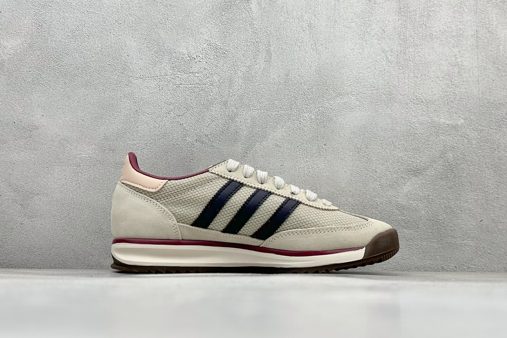 图片[2]-AD Originals SL 72 RS 阿迪经典复古慢跑鞋  #鞋款采用舒爽尼龙鞋面、绒面革饰面和皮革细节等设计。与此同时，搭载着 Ecotex 鞋舌，更添质感；EVA 中底设计助你舒适出行；经典低帮设计和橡胶外底，旨在打造时尚型格。  货号：JI2485 尺码：36-45-选品中心
