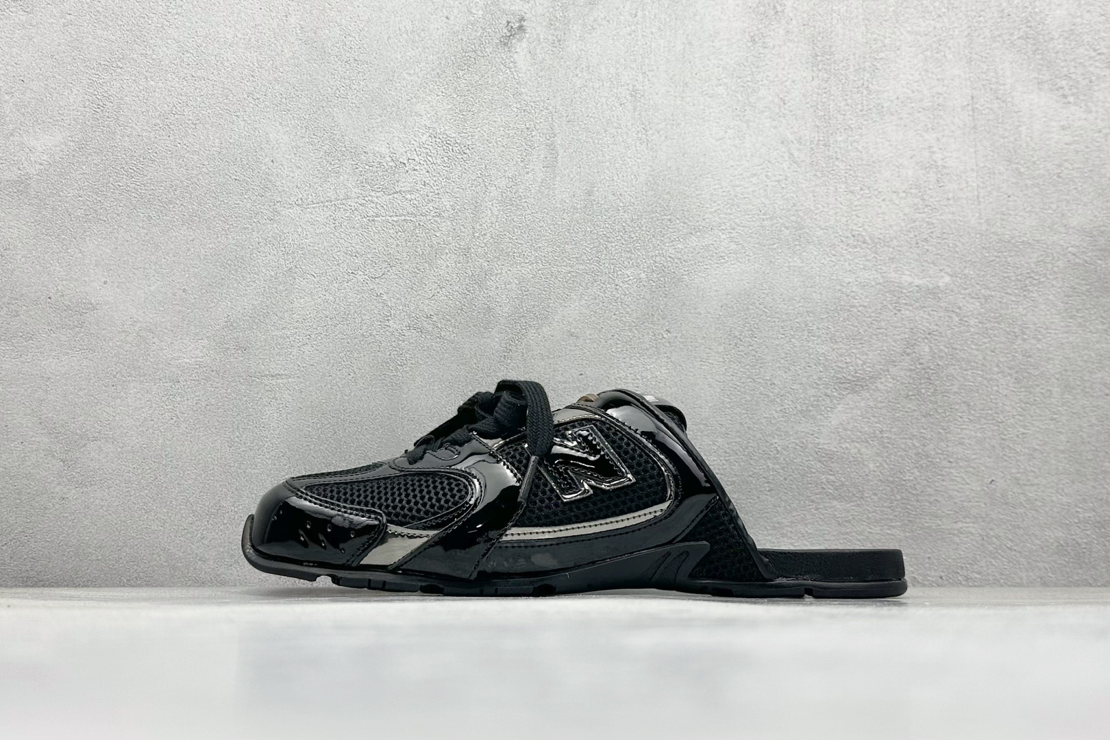 J版 MiuMiu x New Balance 530系列 意大利奢侈品牌/缪缪联名款 低帮经典复古休闲半拖  #鞋款采用解构和轻盈的设计，彷旧的布料包覆着 New Balance 530的轮廓，刻意磨损、不均匀的皮革色调，让波鞋多了不同的个性 这款联名鞋款配有双鞋带设计，包括白色、橙色、棕色和黄色鞋带，营造出随性系起的感觉，为整体感又多了几分 Boyish 以及率性感  尺码：36-45-选品中心