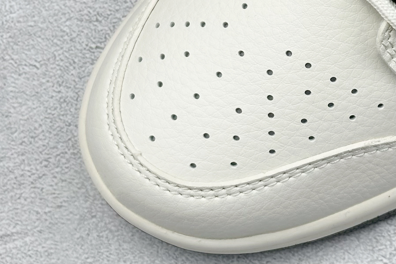 图片[7]-Nike SB Dunk Low“LV联名——绑带兰博基尼米白黑勾” 周年高端定制 低帮休闲板鞋 定制鞋盒 大厂纯原品质出货 超高清洁度 皮料切割干净无任何毛边 细节完美 货号：SJ2068-261 尺码： 36 36.5 37.5 38 38.5 39 40 40.5 41 42 42.5 43 44 44.5 45-选品中心