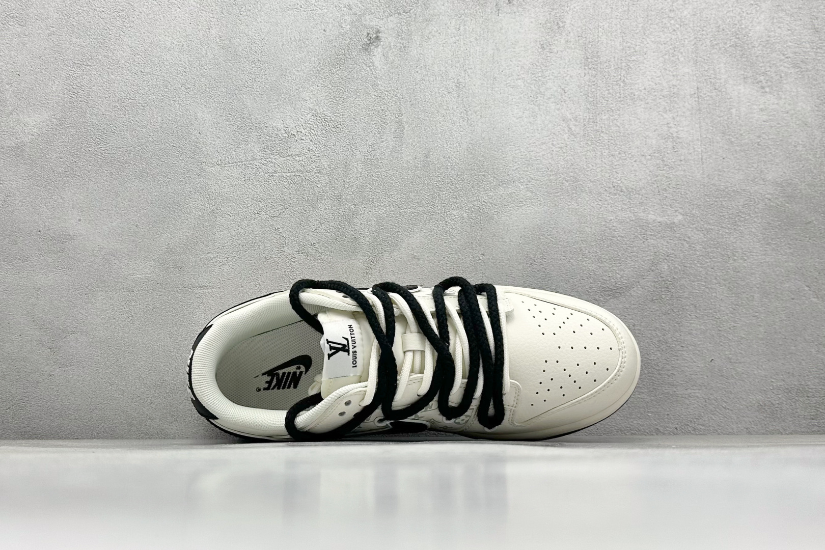 图片[3]-Nike SB Dunk Low“LV联名——绑带兰博基尼米白黑勾” 周年高端定制 低帮休闲板鞋 定制鞋盒 大厂纯原品质出货 超高清洁度 皮料切割干净无任何毛边 细节完美 货号：SJ2068-261 尺码： 36 36.5 37.5 38 38.5 39 40 40.5 41 42 42.5 43 44 44.5 45-选品中心