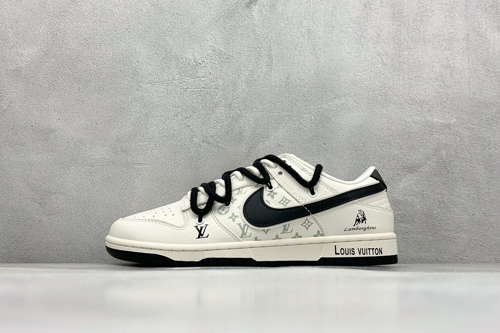 Nike SB Dunk Low“LV联名——绑带兰博基尼米白黑勾” 周年高端定制 低帮休闲板鞋 定制鞋盒 大厂纯原品质出货 超高清洁度 皮料切割干净无任何毛边 细节完美 货号：SJ2068-261 尺码： 36 36.5 37.5 38 38.5 39 40 40.5 41 42 42.5 43 44 44.5 45-选品中心