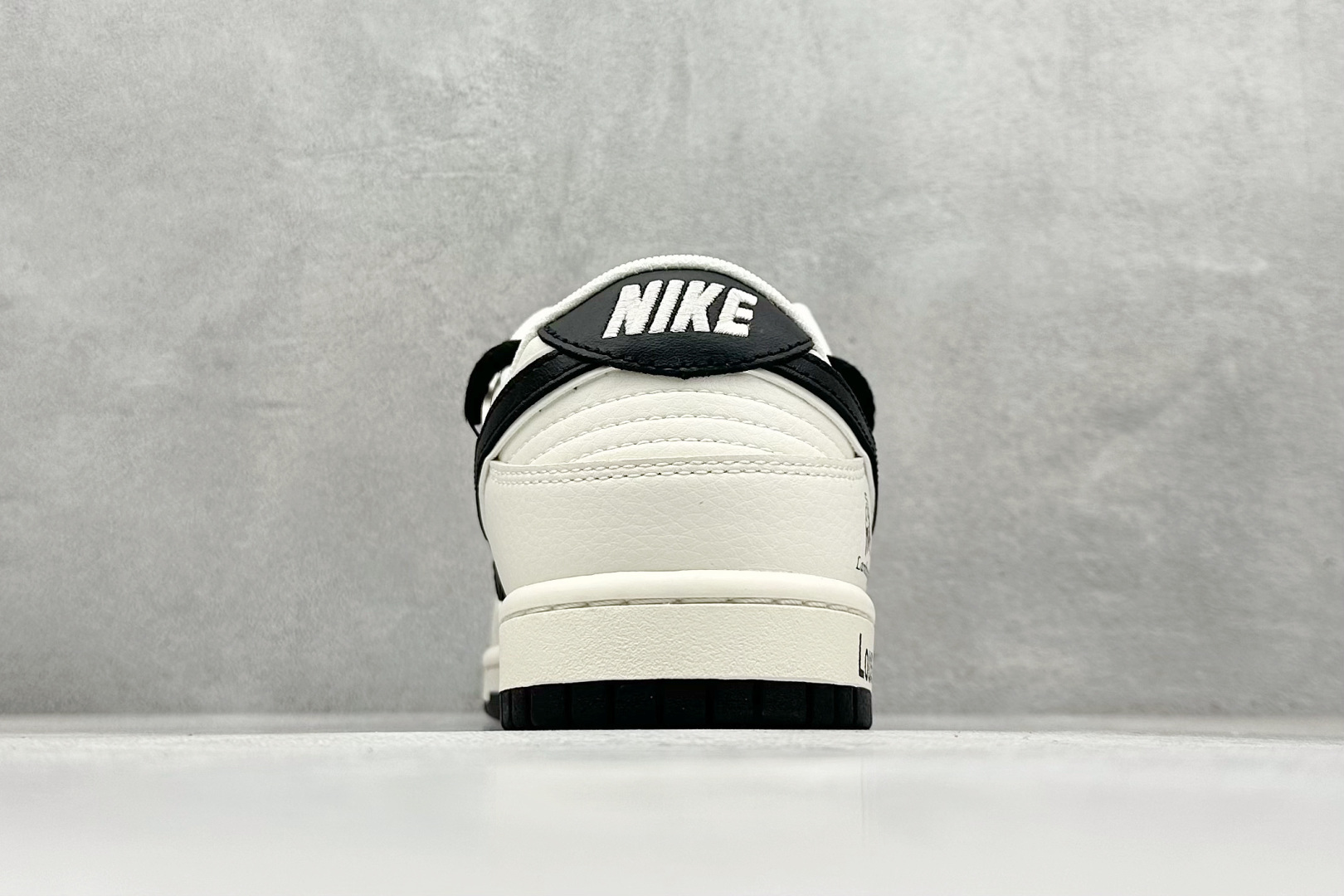 图片[6]-Nike SB Dunk Low“LV联名——绑带兰博基尼米白黑勾” 周年高端定制 低帮休闲板鞋 定制鞋盒 大厂纯原品质出货 超高清洁度 皮料切割干净无任何毛边 细节完美 货号：SJ2068-261 尺码： 36 36.5 37.5 38 38.5 39 40 40.5 41 42 42.5 43 44 44.5 45-选品中心
