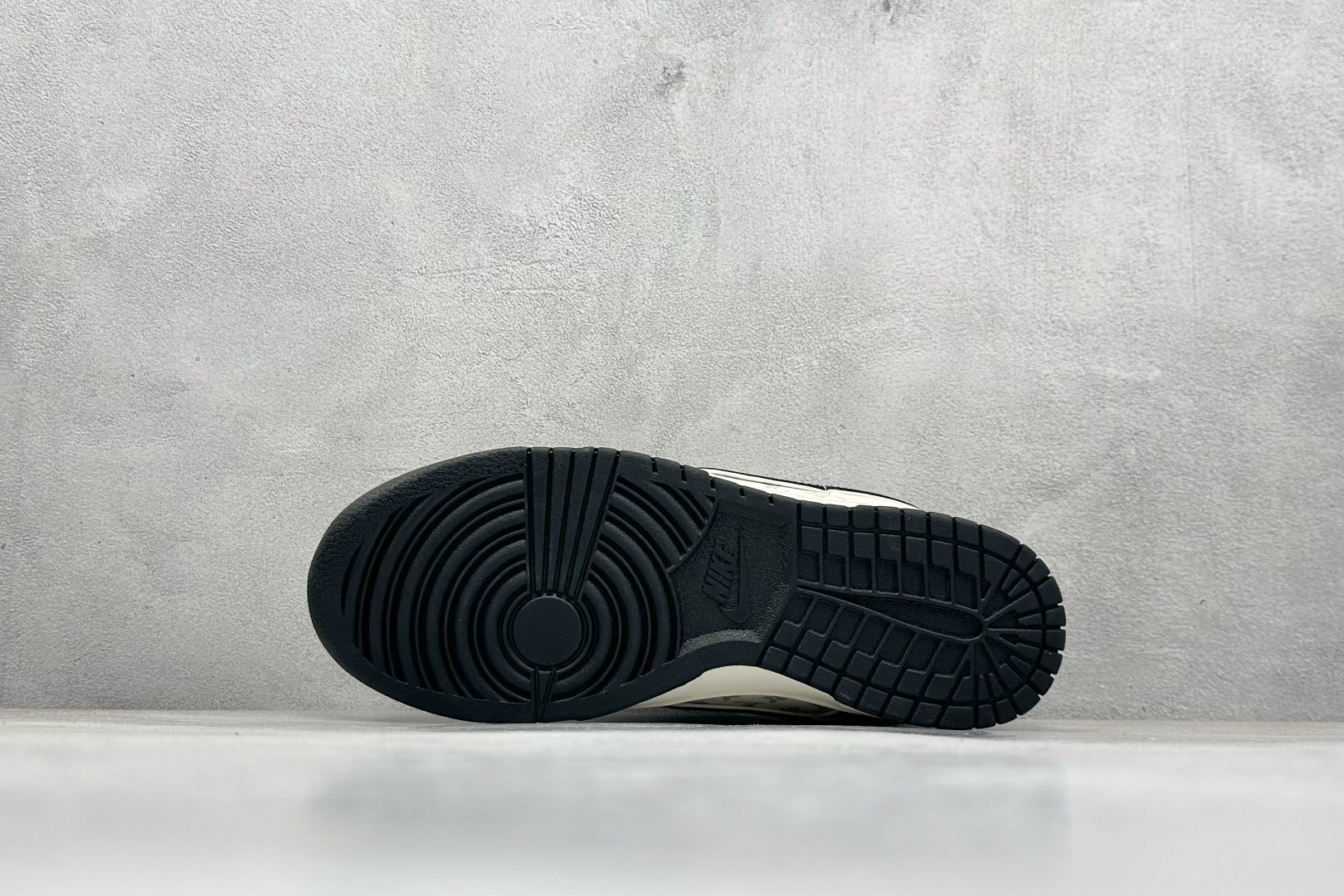 图片[4]-Nike SB Dunk Low“LV联名——绑带兰博基尼米白黑勾” 周年高端定制 低帮休闲板鞋 定制鞋盒 大厂纯原品质出货 超高清洁度 皮料切割干净无任何毛边 细节完美 货号：SJ2068-261 尺码： 36 36.5 37.5 38 38.5 39 40 40.5 41 42 42.5 43 44 44.5 45-选品中心