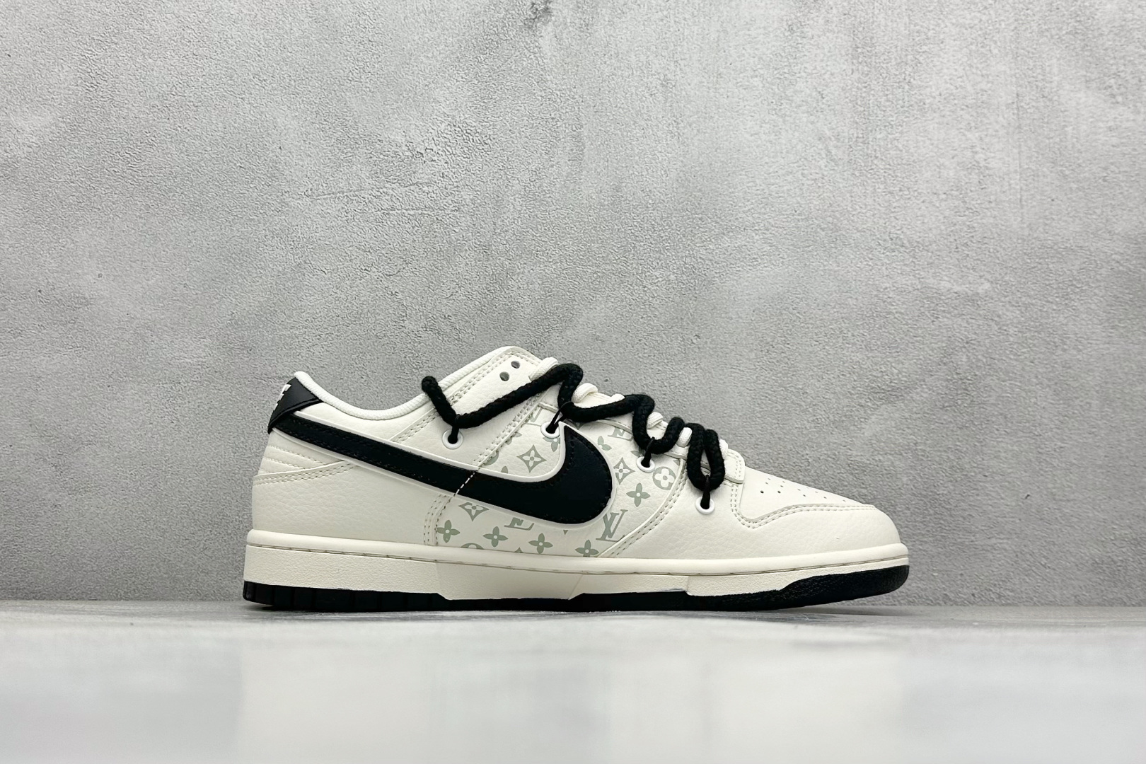 图片[2]-Nike SB Dunk Low“LV联名——绑带兰博基尼米白黑勾” 周年高端定制 低帮休闲板鞋 定制鞋盒 大厂纯原品质出货 超高清洁度 皮料切割干净无任何毛边 细节完美 货号：SJ2068-261 尺码： 36 36.5 37.5 38 38.5 39 40 40.5 41 42 42.5 43 44 44.5 45-选品中心