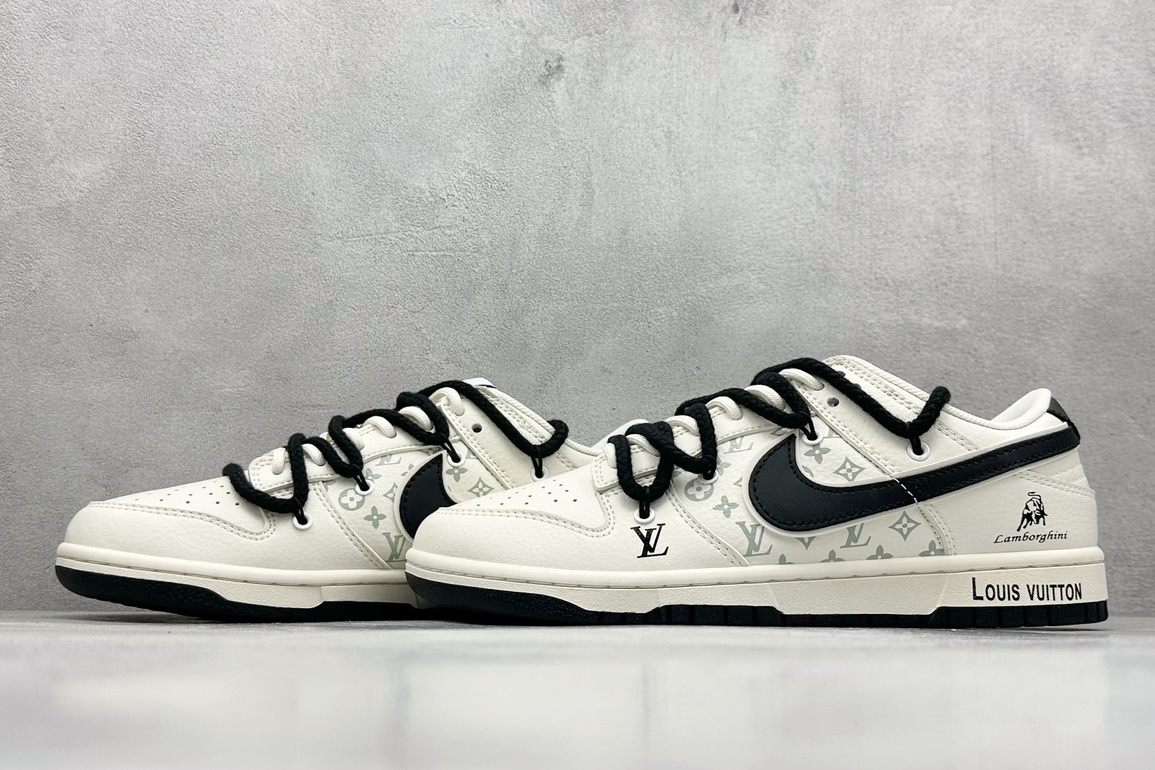 图片[5]-Nike SB Dunk Low“LV联名——绑带兰博基尼米白黑勾” 周年高端定制 低帮休闲板鞋 定制鞋盒 大厂纯原品质出货 超高清洁度 皮料切割干净无任何毛边 细节完美 货号：SJ2068-261 尺码： 36 36.5 37.5 38 38.5 39 40 40.5 41 42 42.5 43 44 44.5 45-选品中心