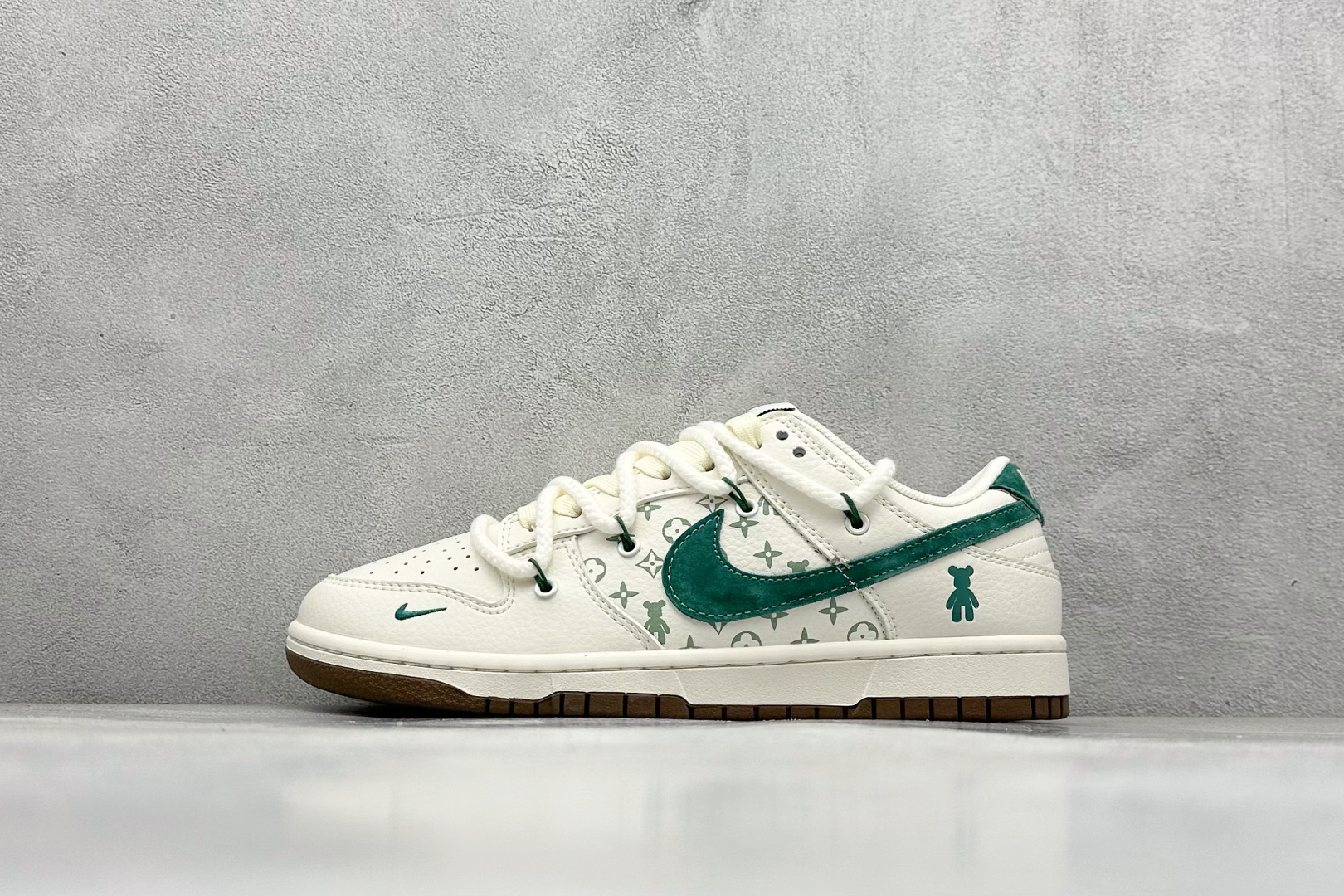 Nike SB Dunk Low“暴力熊系列——绑带米黄绿勾” 周年高端定制 低帮休闲板鞋 定制鞋盒 大厂纯原品质出货 超高清洁度 皮料切割干净无任何毛边 细节完美 货号：SJ2068-292 尺码： 36 36.5 37.5 38 38.5 39 40 40.5 41 42 42.5 43 44 44.5 45-选品中心