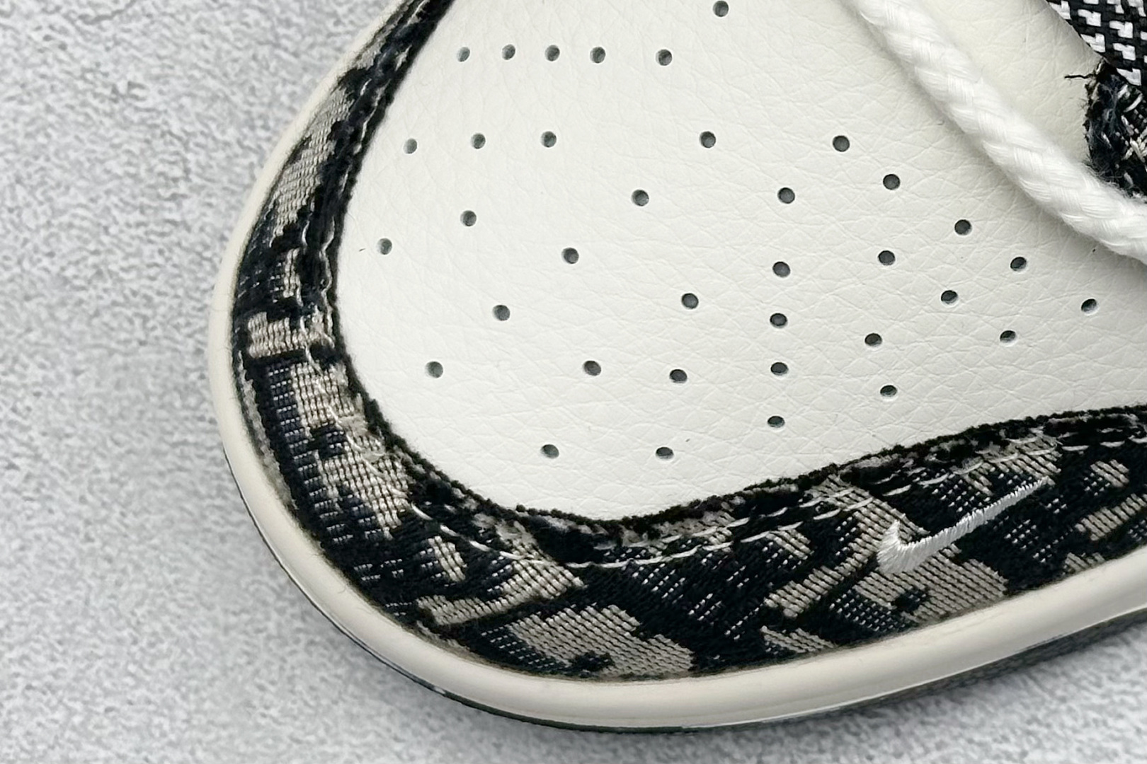 图片[7]-Nike SB Dunk Low“迪奥联名——绑带织布勾” 周年高端定制 低帮休闲板鞋 定制鞋盒 大厂纯原品质出货 超高清洁度 皮料切割干净无任何毛边 细节完美 货号：SJ2068-286 尺码： 36 36.5 37.5 38 38.5 39 40 40.5 41 42 42.5 43 44 44.5 45-选品中心