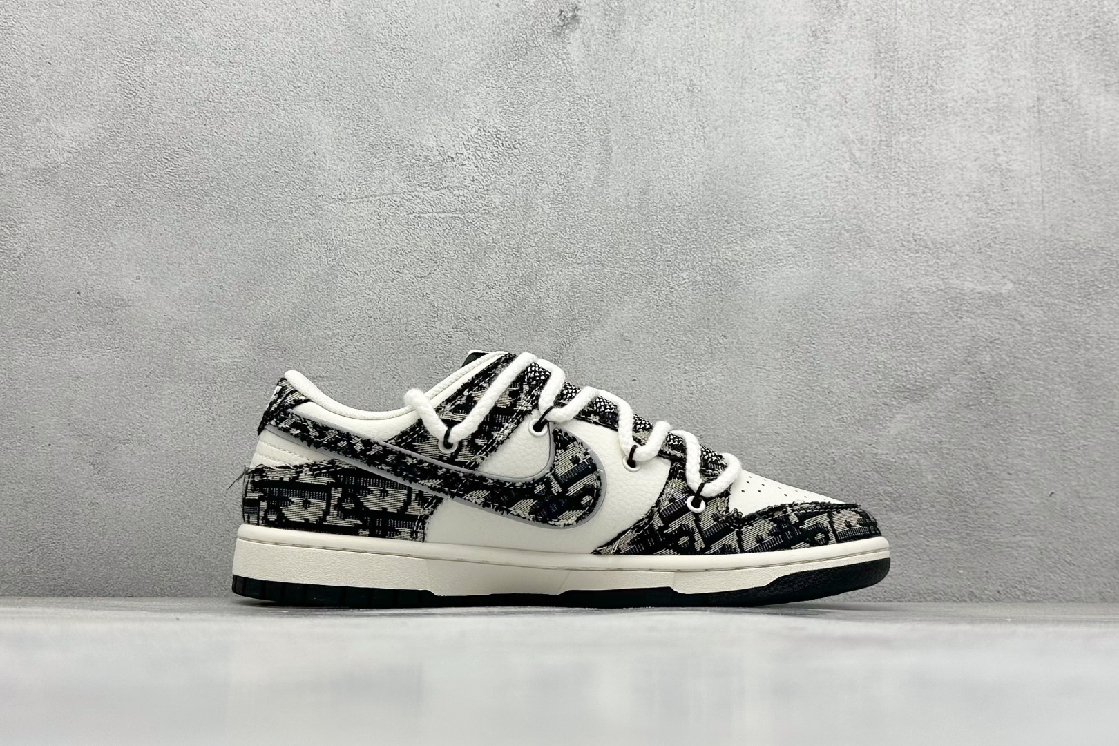 图片[2]-Nike SB Dunk Low“迪奥联名——绑带织布勾” 周年高端定制 低帮休闲板鞋 定制鞋盒 大厂纯原品质出货 超高清洁度 皮料切割干净无任何毛边 细节完美 货号：SJ2068-286 尺码： 36 36.5 37.5 38 38.5 39 40 40.5 41 42 42.5 43 44 44.5 45-选品中心