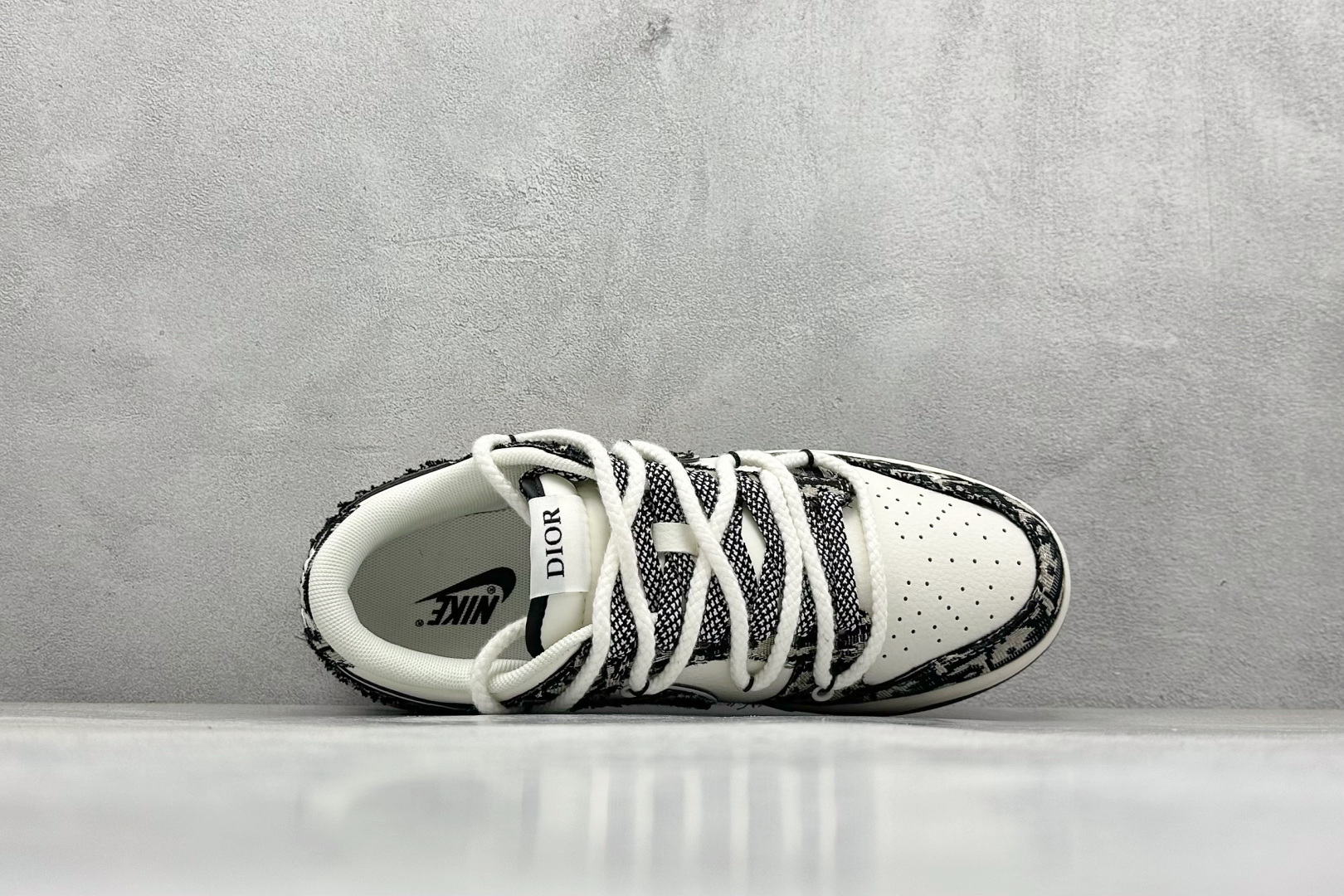 图片[3]-Nike SB Dunk Low“迪奥联名——绑带织布勾” 周年高端定制 低帮休闲板鞋 定制鞋盒 大厂纯原品质出货 超高清洁度 皮料切割干净无任何毛边 细节完美 货号：SJ2068-286 尺码： 36 36.5 37.5 38 38.5 39 40 40.5 41 42 42.5 43 44 44.5 45-选品中心