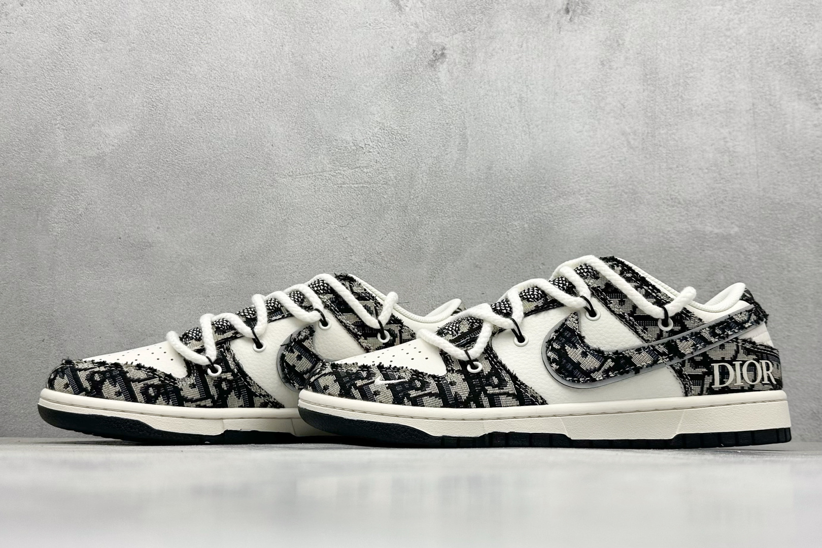 图片[5]-Nike SB Dunk Low“迪奥联名——绑带织布勾” 周年高端定制 低帮休闲板鞋 定制鞋盒 大厂纯原品质出货 超高清洁度 皮料切割干净无任何毛边 细节完美 货号：SJ2068-286 尺码： 36 36.5 37.5 38 38.5 39 40 40.5 41 42 42.5 43 44 44.5 45-选品中心